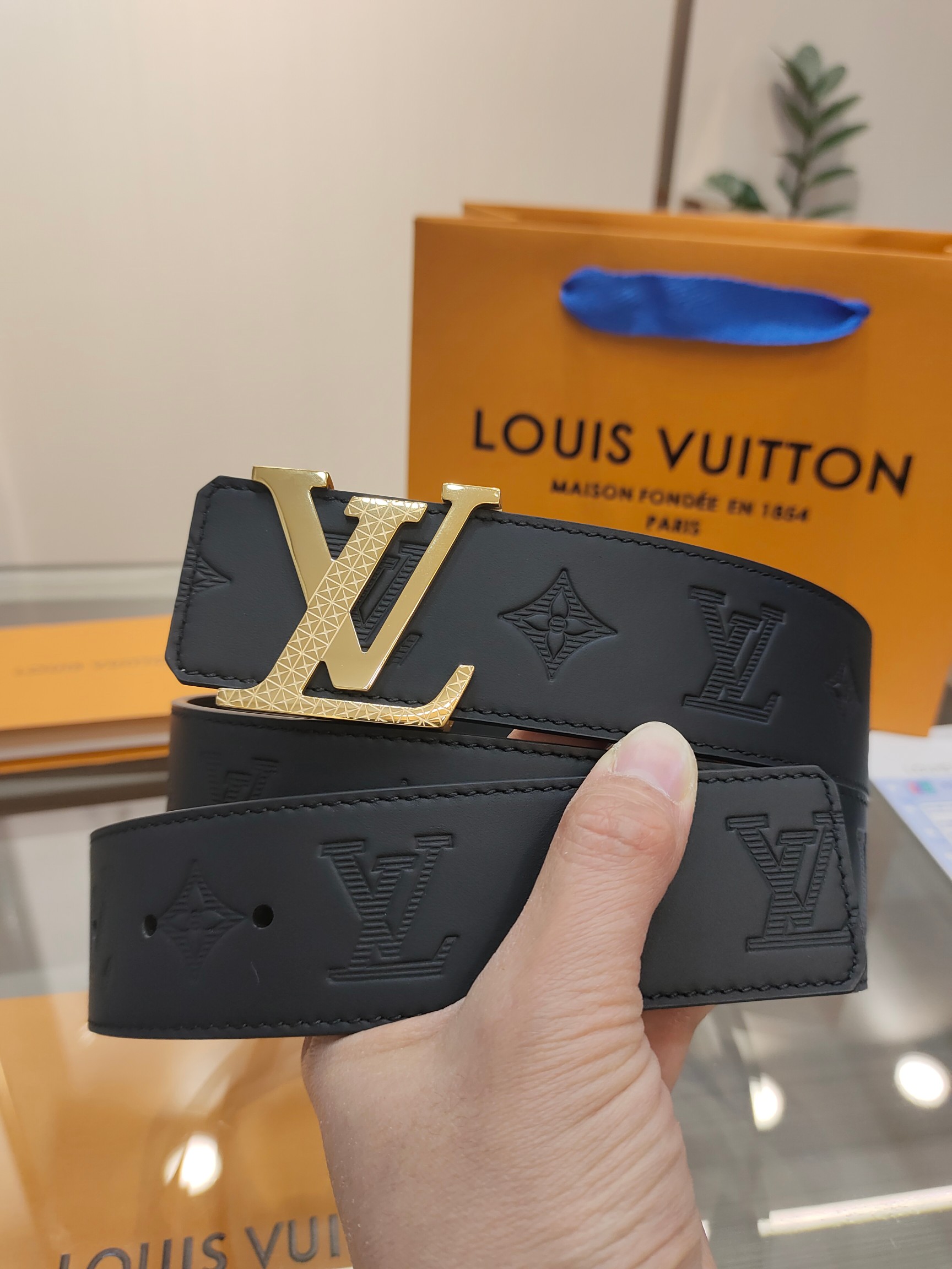  路易威登·LV
全套包装 40mm宽度 正品一体铸造五金钢扣，原厂皮料 双面原厂定制面料，！区别市场货