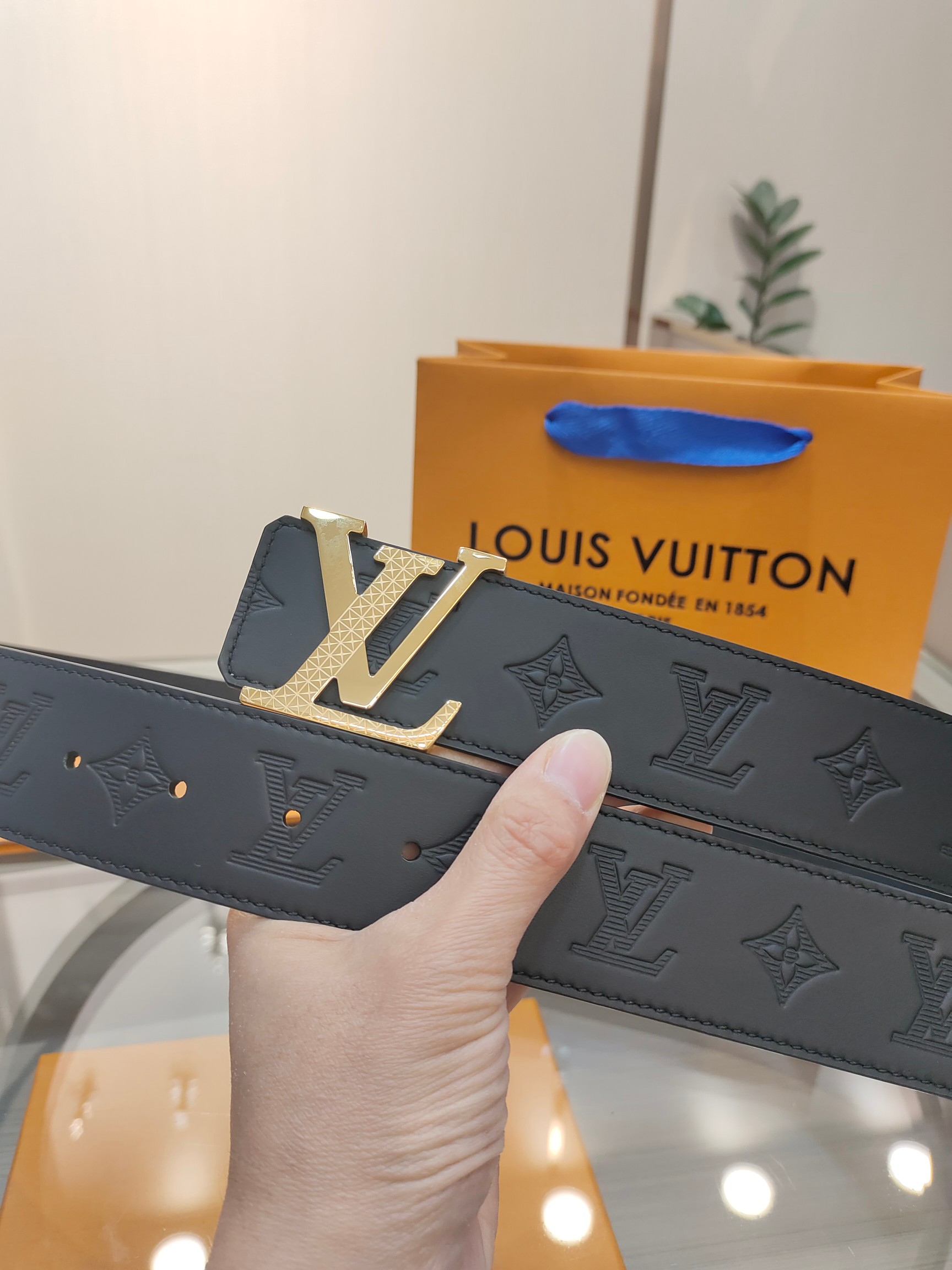  路易威登·LV
全套包装 40mm宽度 正品一体铸造五金钢扣，原厂皮料 双面原厂定制面料，！区别市场货