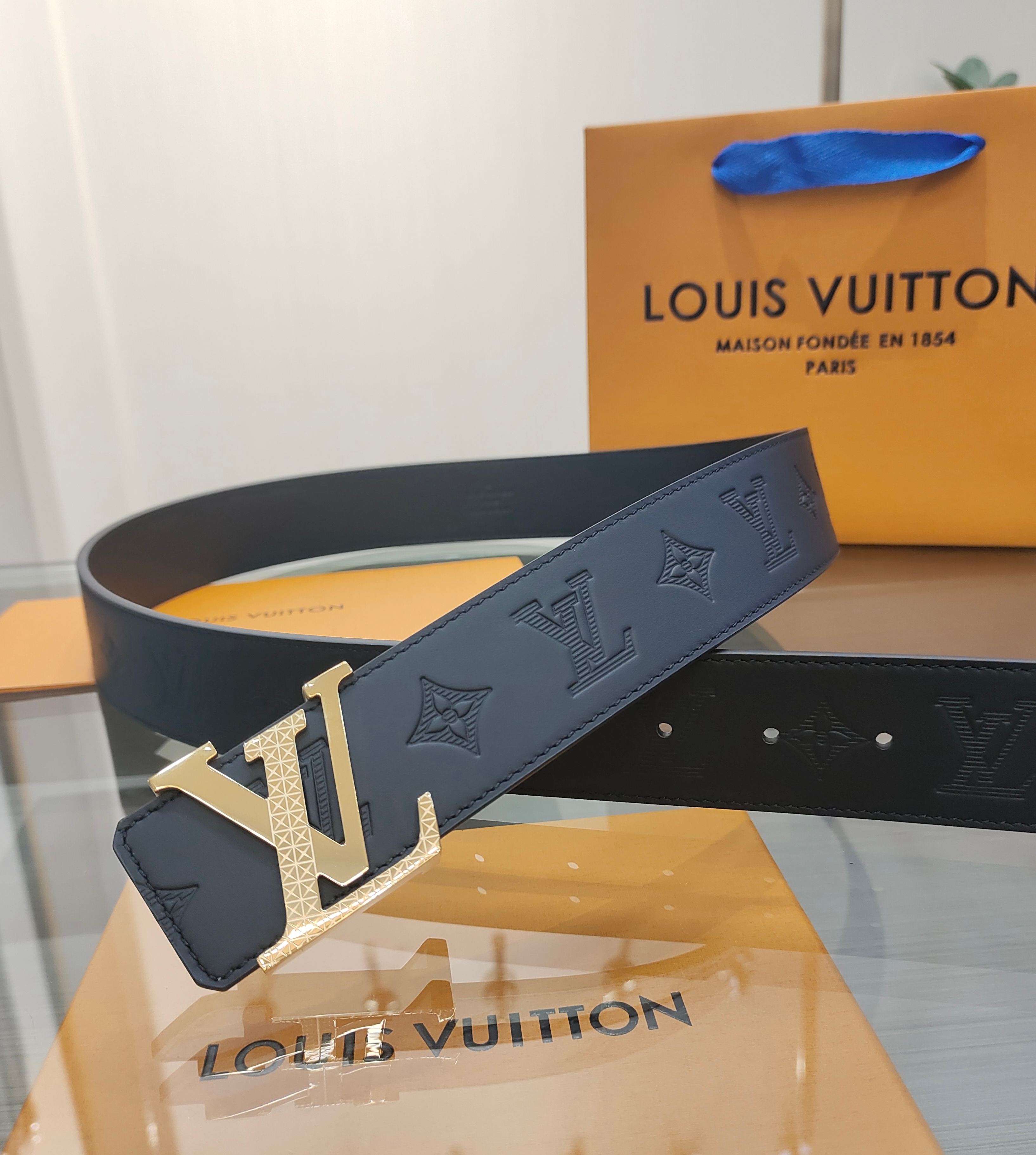  路易威登·LV
全套包装 40mm宽度 正品一体铸造五金钢扣，原厂皮料 双面原厂定制面料，！区别市场货