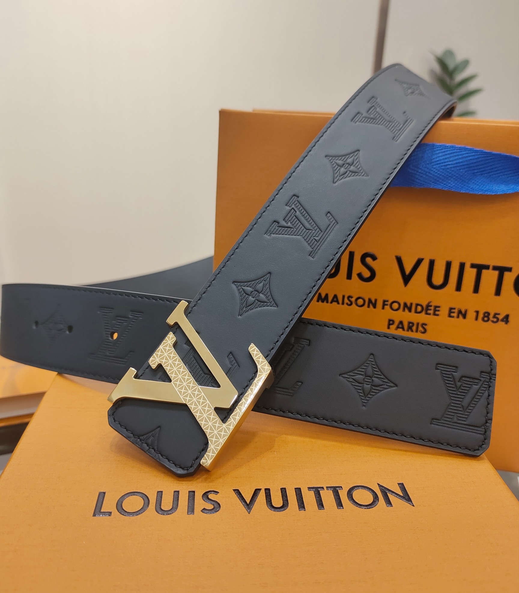  路易威登·LV
全套包装 40mm宽度 正品一体铸造五金钢扣，原厂皮料 双面原厂定制面料，！区别市场货