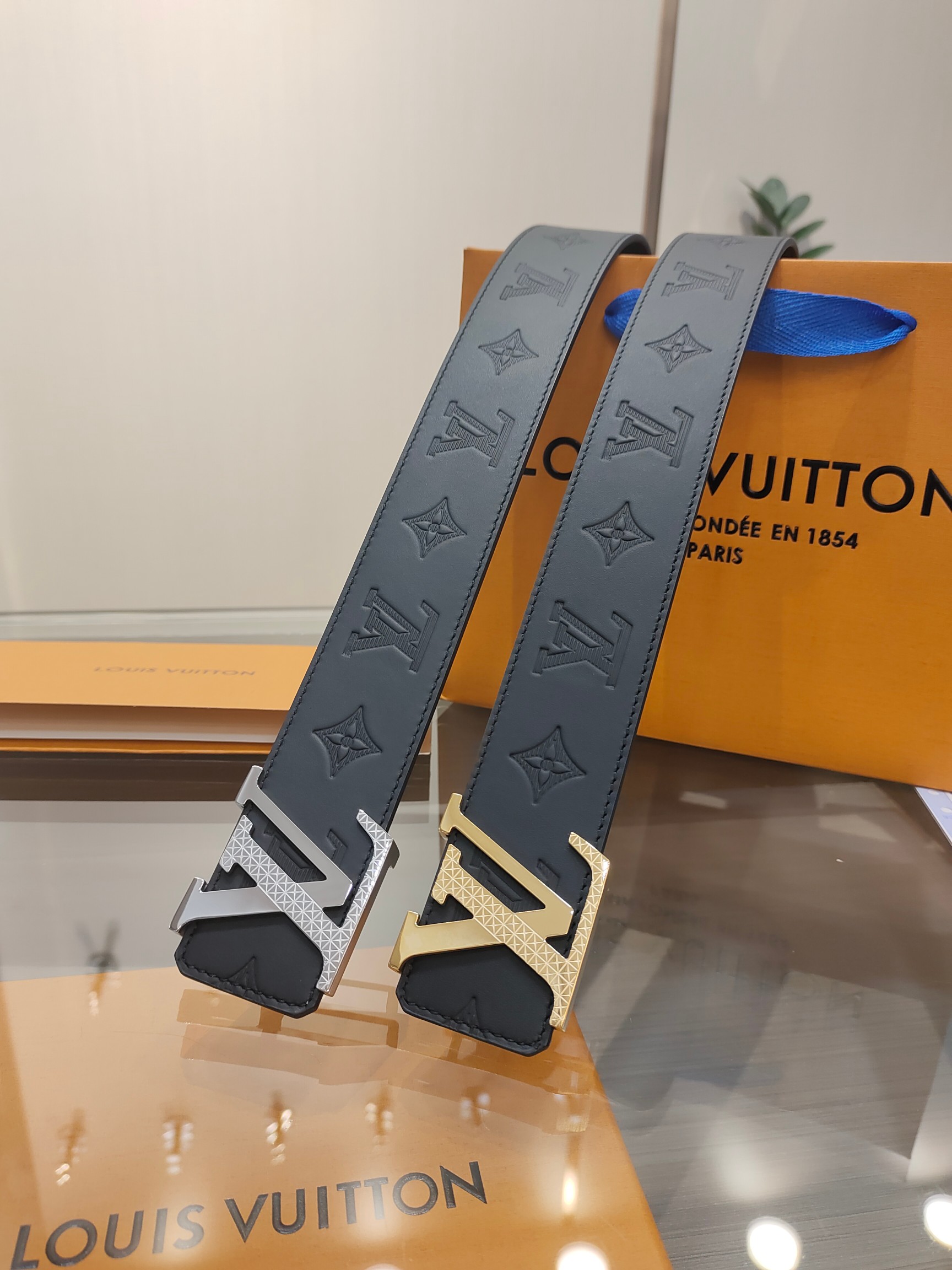  路易威登·LV
全套包装 40mm宽度 正品一体铸造五金钢扣，原厂皮料 双面原厂定制面料，！区别市场货
