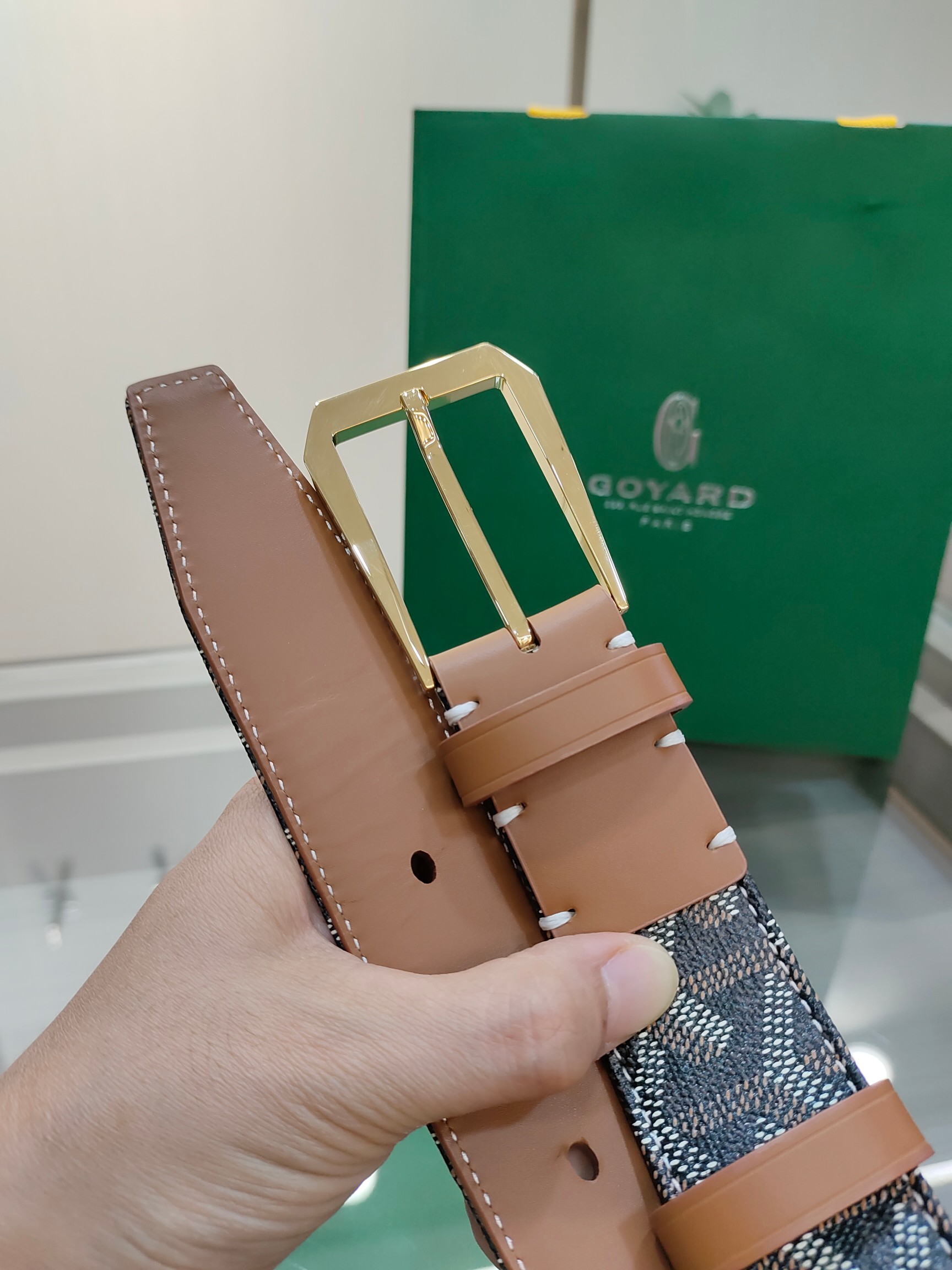  Goyard(戈雅)腰带源于法国奢侈品牌，设计风格简约低调，腰带身有标志性帆布搭配进口头层牛皮，腰带扣