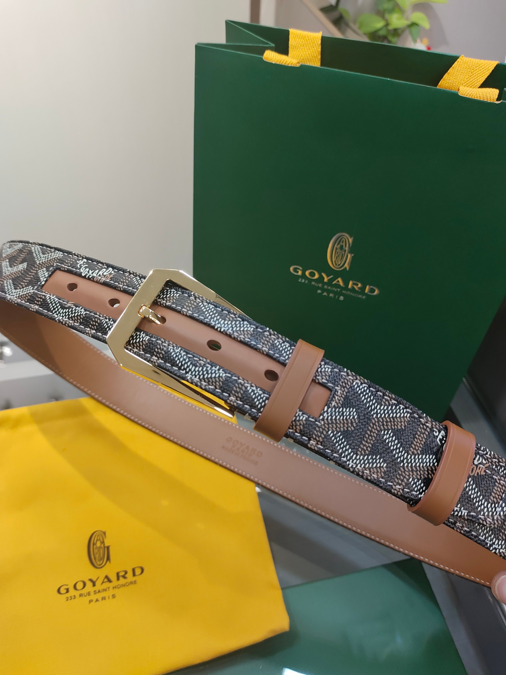  Goyard(戈雅)腰带源于法国奢侈品牌，设计风格简约低调，腰带身有标志性帆布搭配进口头层牛皮，腰带扣