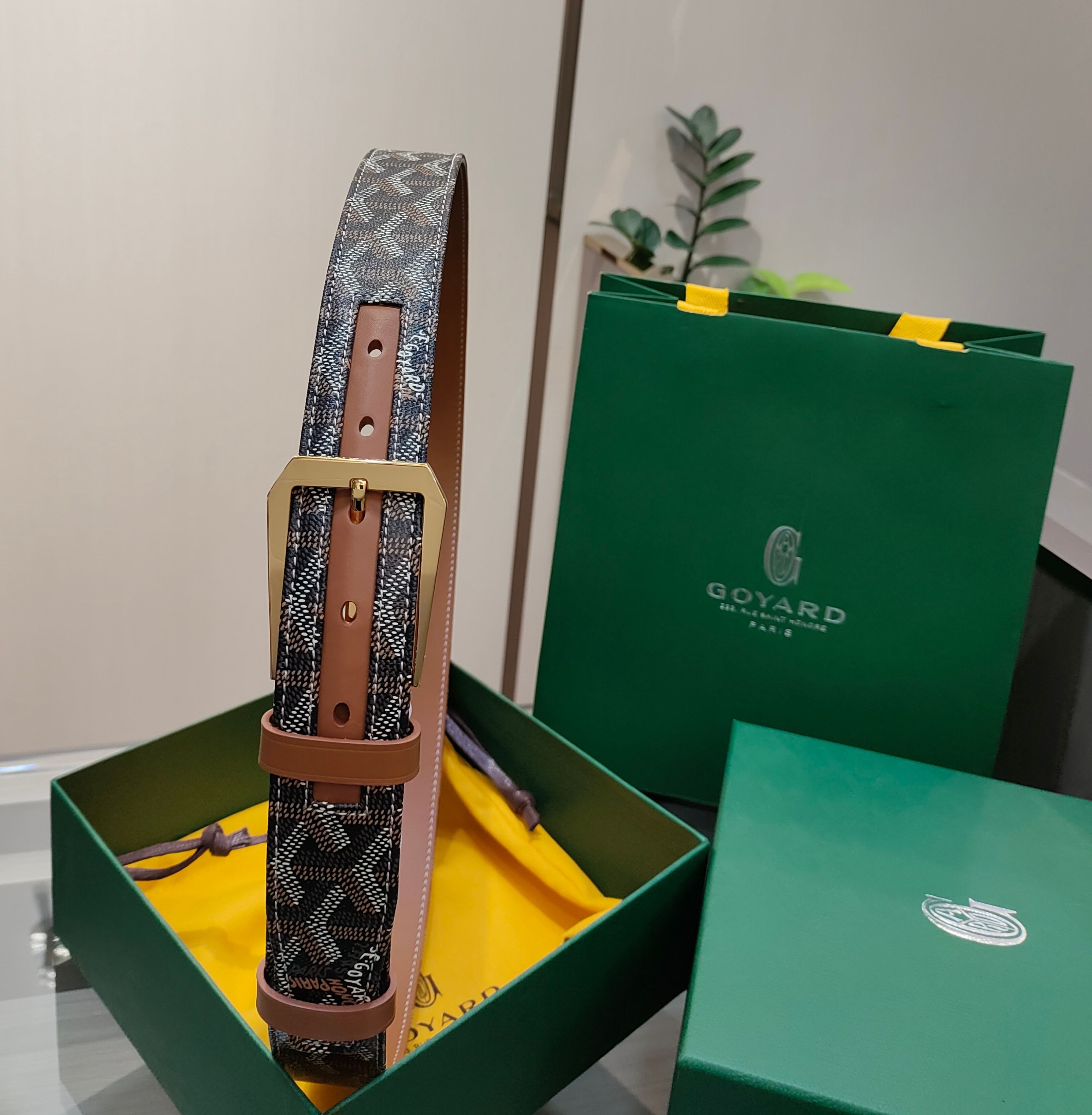  Goyard(戈雅)腰带源于法国奢侈品牌，设计风格简约低调，腰带身有标志性帆布搭配进口头层牛皮，腰带扣