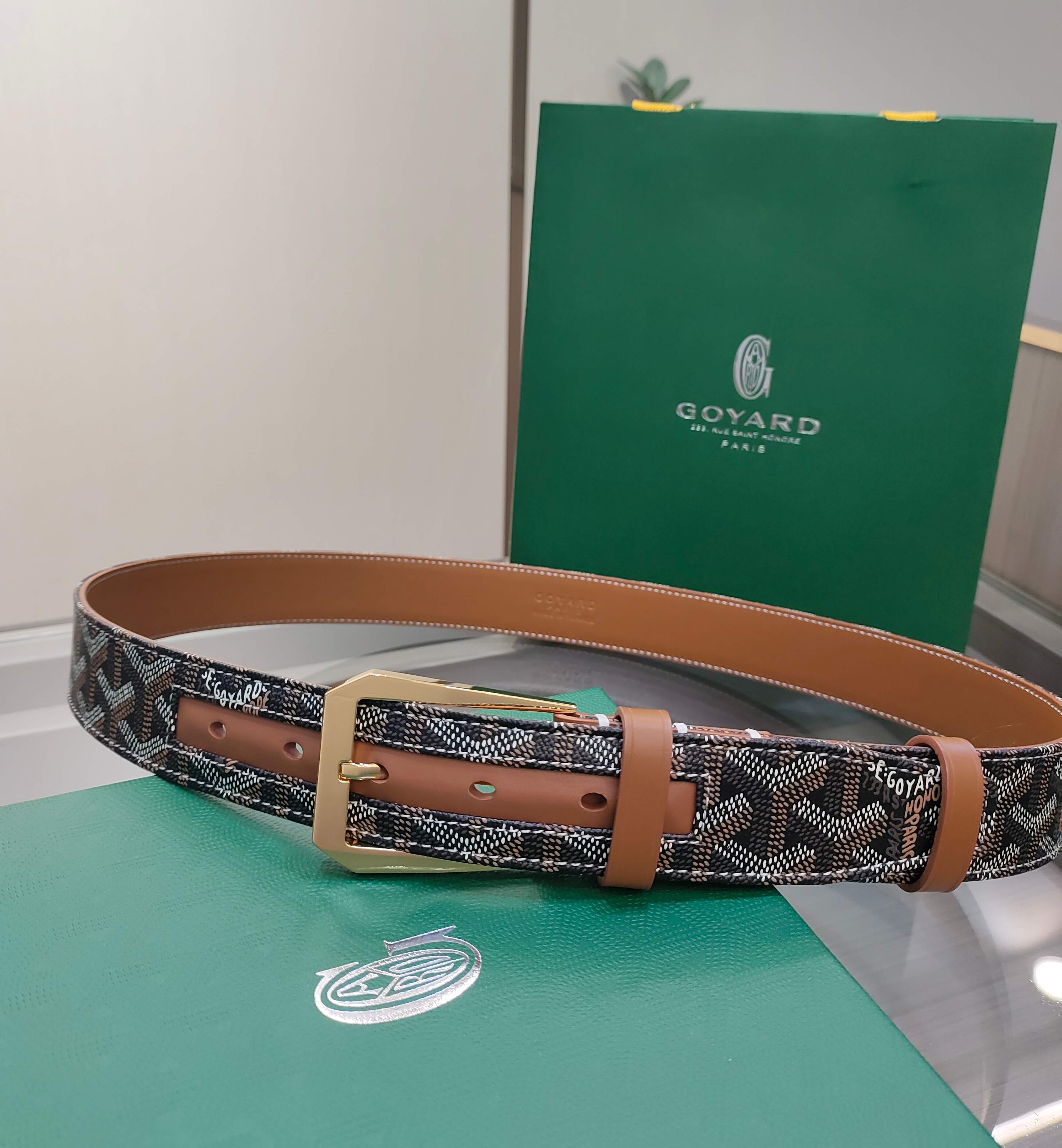  Goyard(戈雅)腰带源于法国奢侈品牌，设计风格简约低调，腰带身有标志性帆布搭配进口头层牛皮，腰带扣
