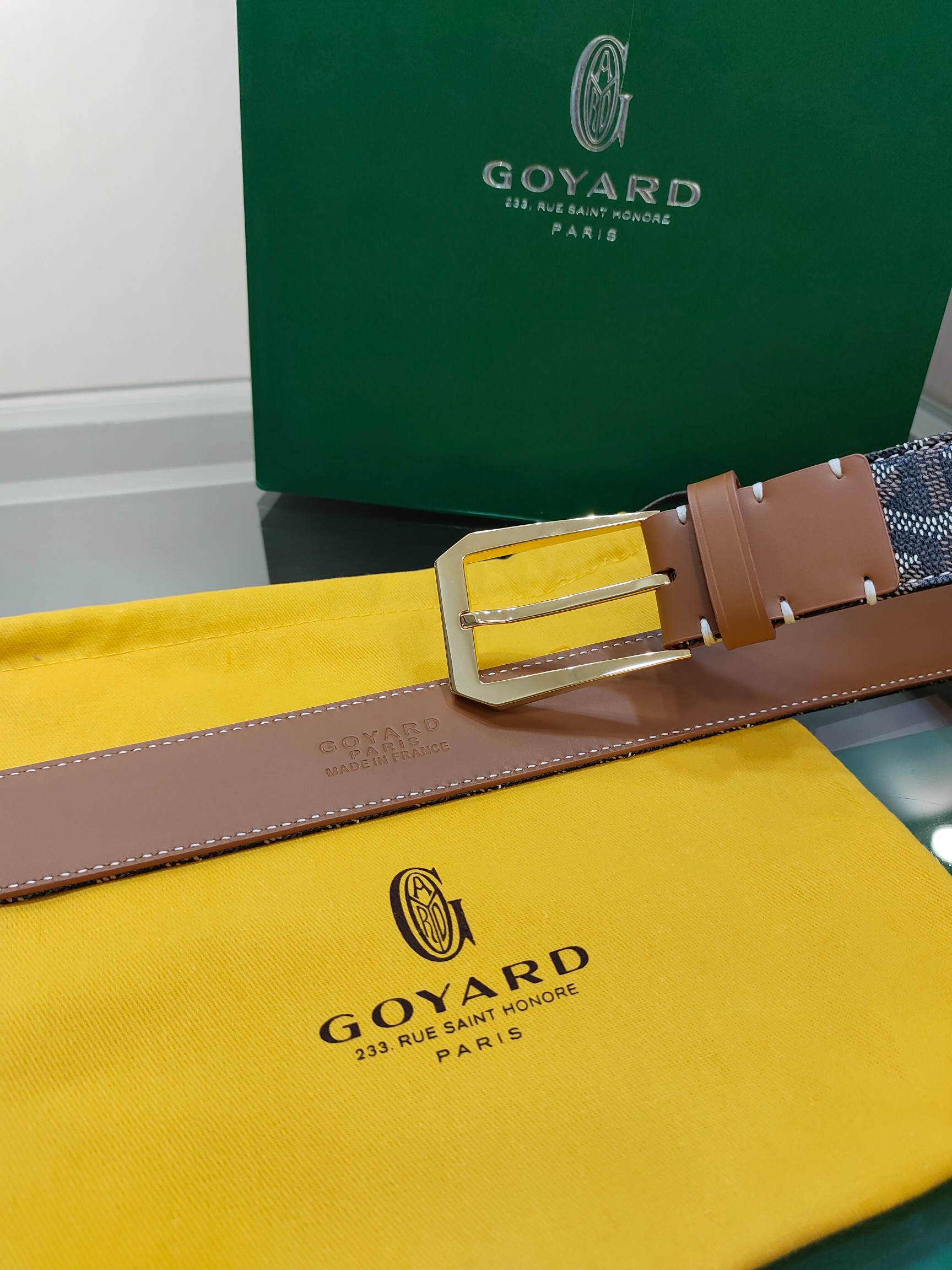  Goyard(戈雅)腰带源于法国奢侈品牌，设计风格简约低调，腰带身有标志性帆布搭配进口头层牛皮，腰带扣