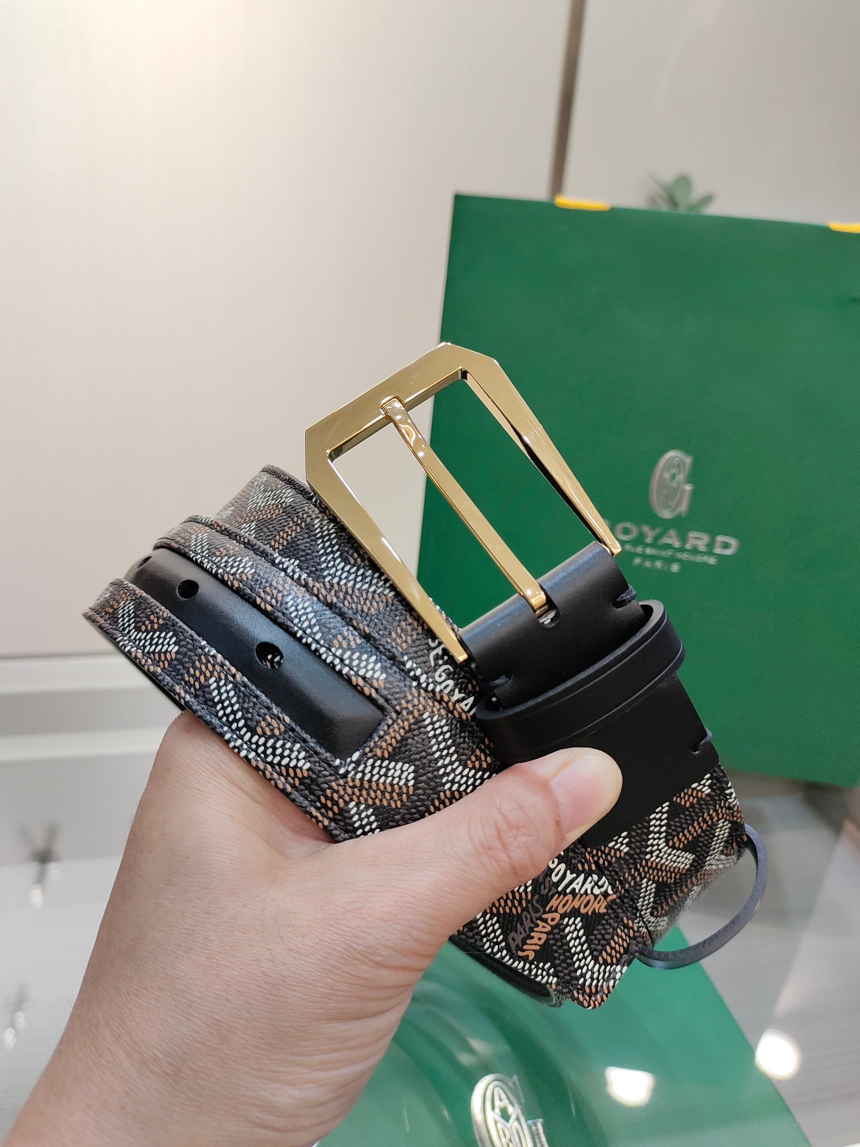  Goyard(戈雅)腰带源于法国奢侈品牌，设计风格简约低调，腰带身有标志性帆布搭配进口头层牛皮，腰带扣