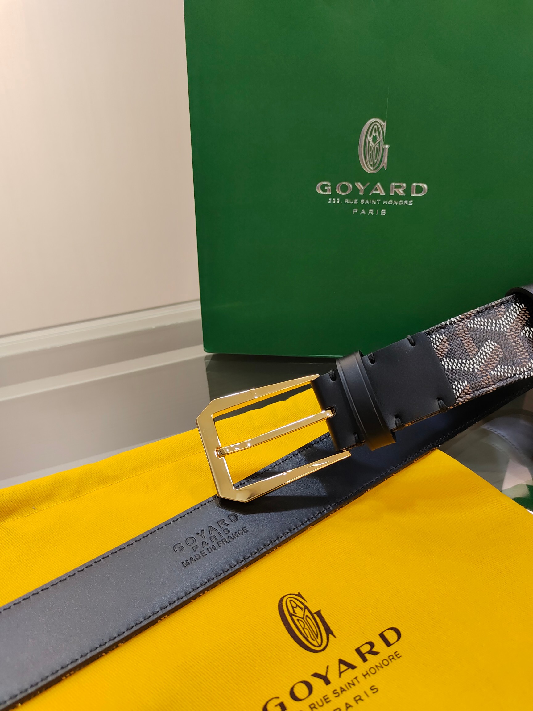  Goyard(戈雅)腰带源于法国奢侈品牌，设计风格简约低调，腰带身有标志性帆布搭配进口头层牛皮，腰带扣