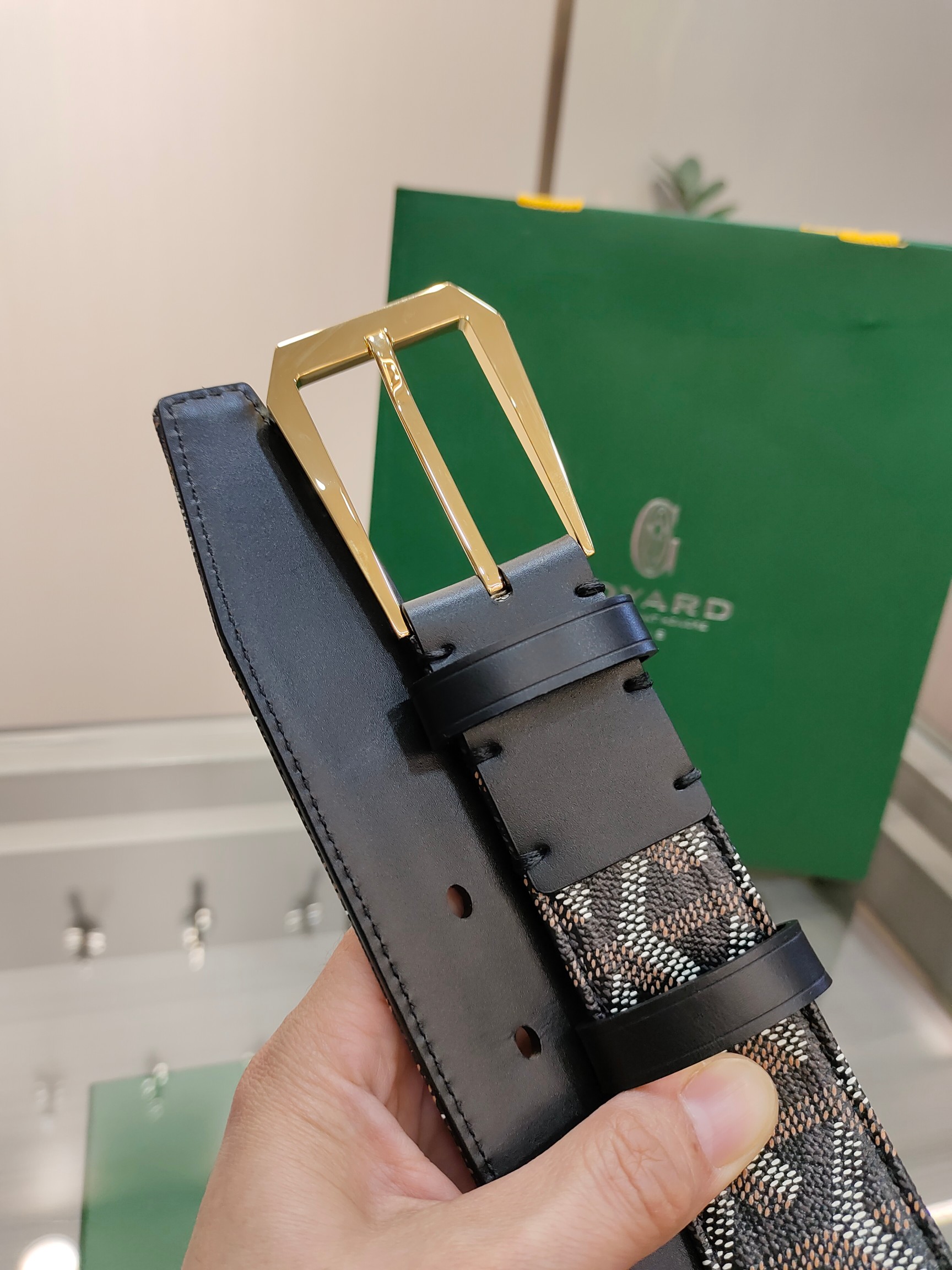  Goyard(戈雅)腰带源于法国奢侈品牌，设计风格简约低调，腰带身有标志性帆布搭配进口头层牛皮，腰带扣