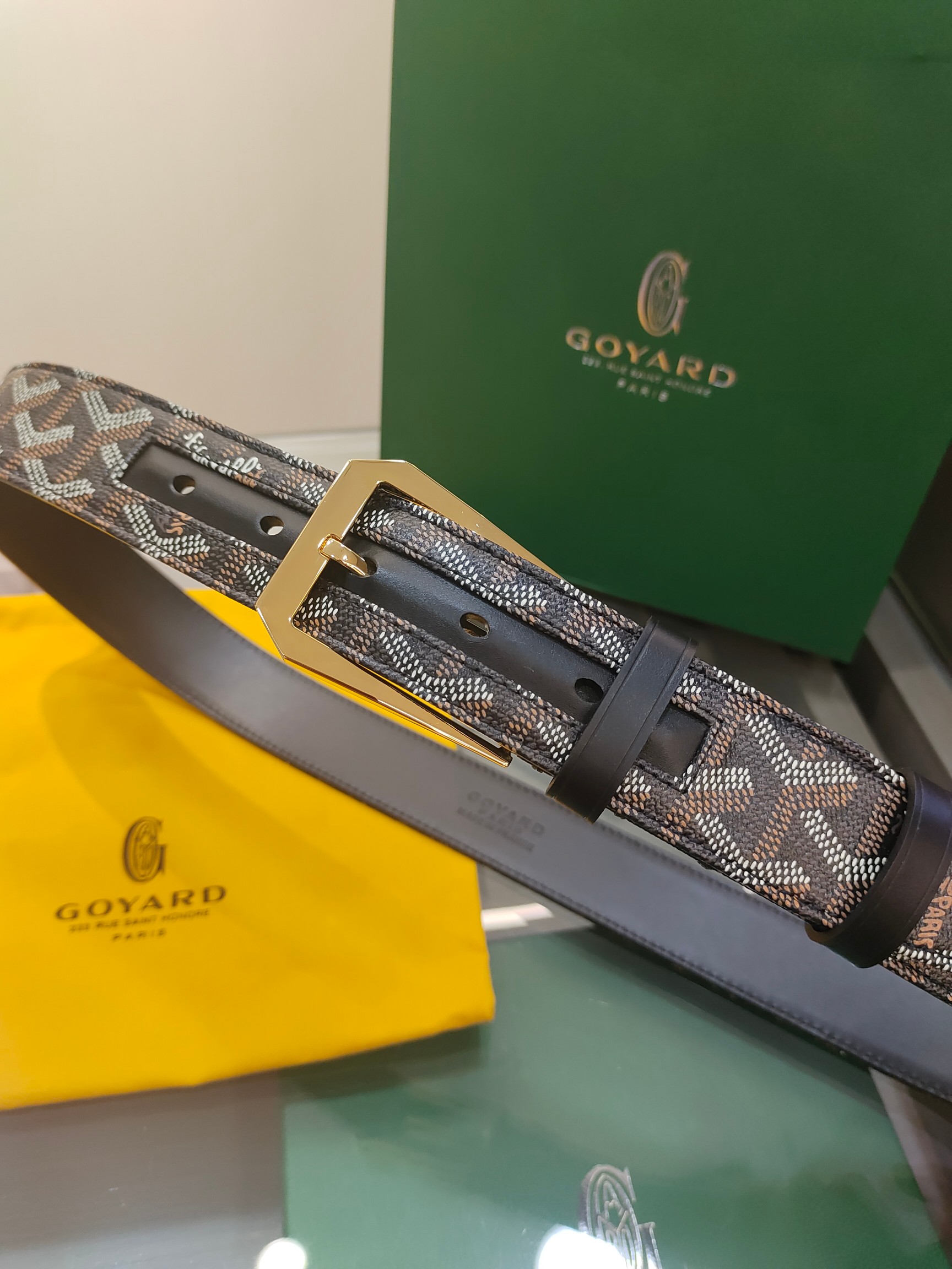  Goyard(戈雅)腰带源于法国奢侈品牌，设计风格简约低调，腰带身有标志性帆布搭配进口头层牛皮，腰带扣