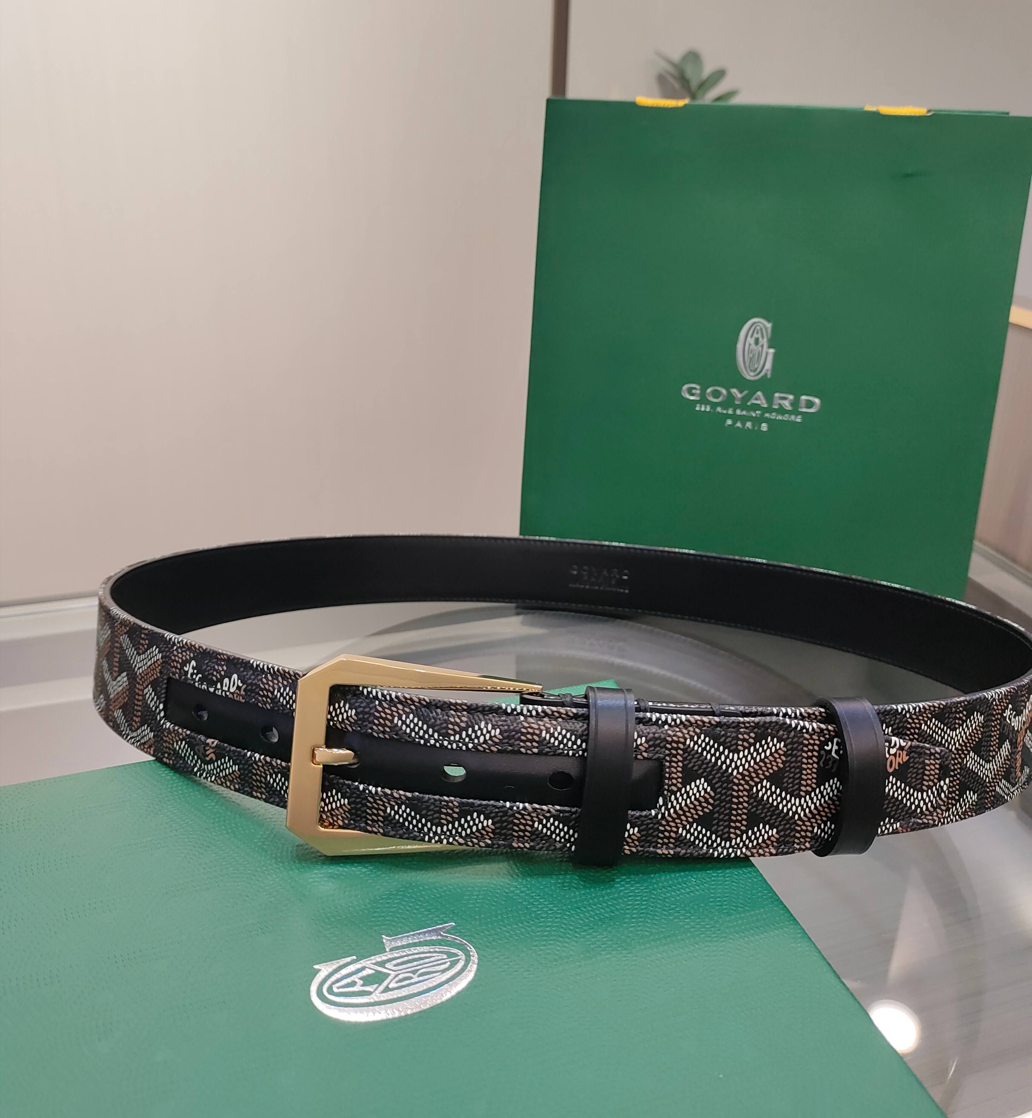  Goyard(戈雅)腰带源于法国奢侈品牌，设计风格简约低调，腰带身有标志性帆布搭配进口头层牛皮，腰带扣