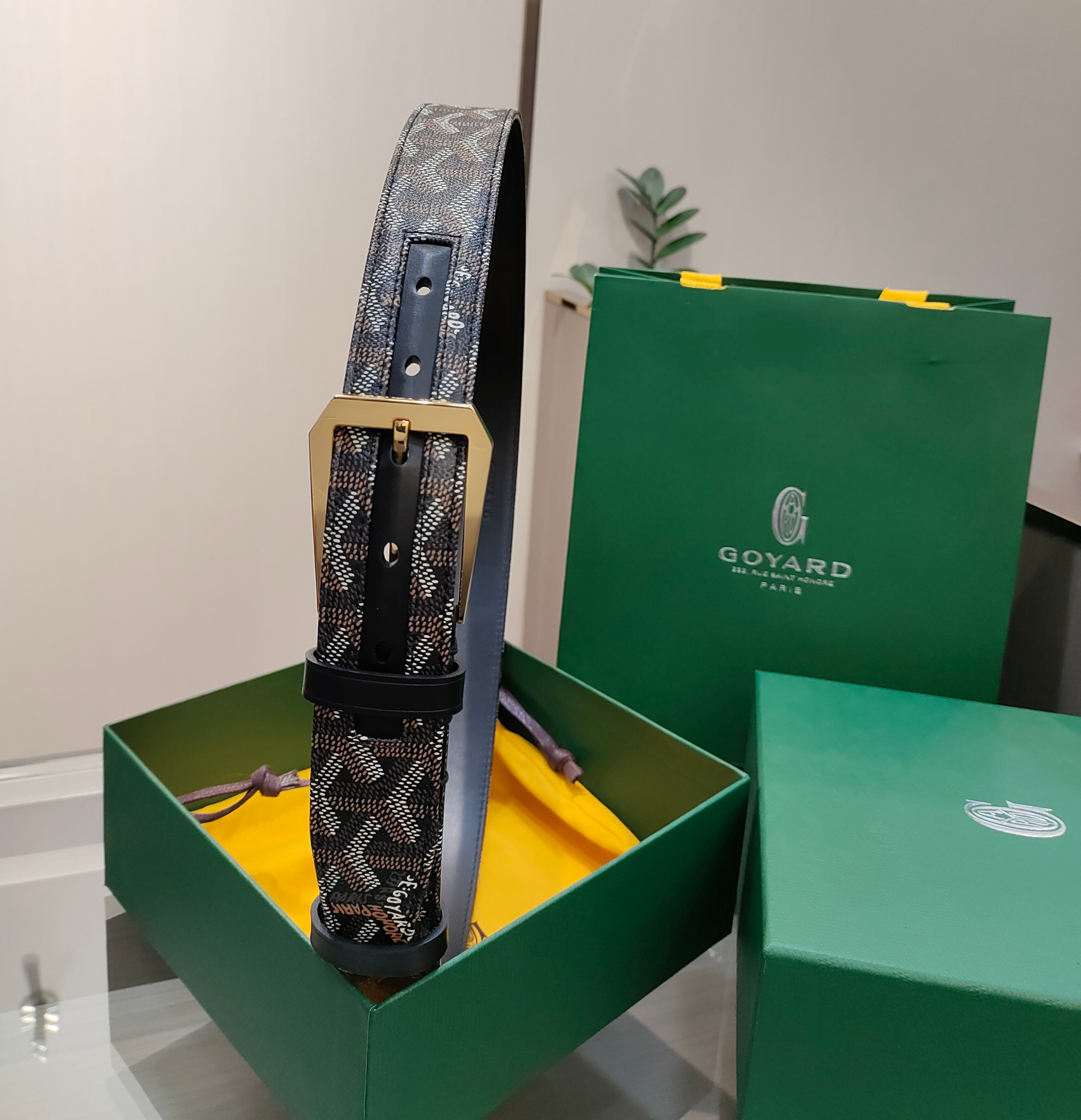  Goyard(戈雅)腰带源于法国奢侈品牌，设计风格简约低调，腰带身有标志性帆布搭配进口头层牛皮，腰带扣