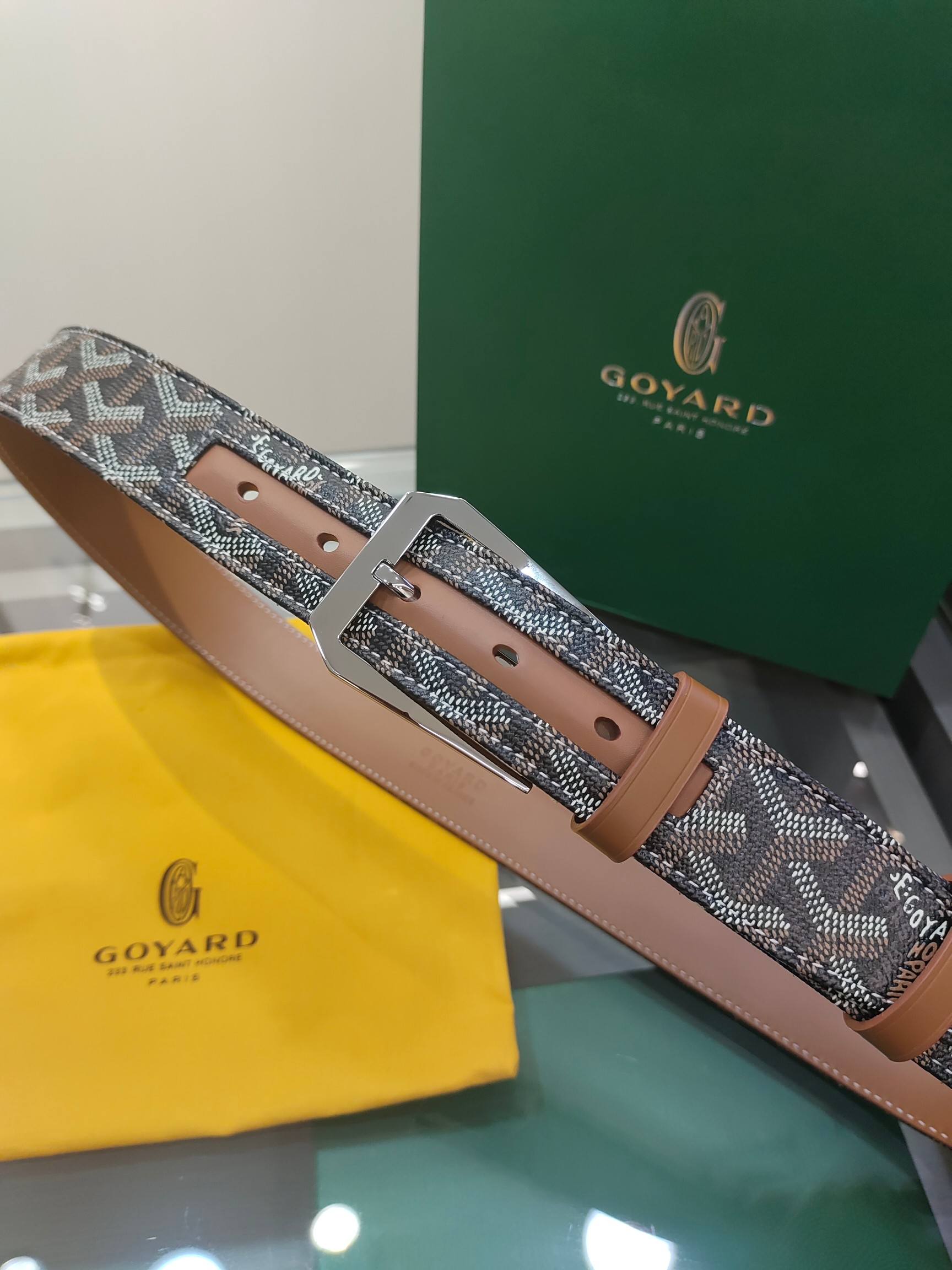  Goyard(戈雅)腰带源于法国奢侈品牌，设计风格简约低调，腰带身有标志性帆布搭配进口头层牛皮，腰带扣