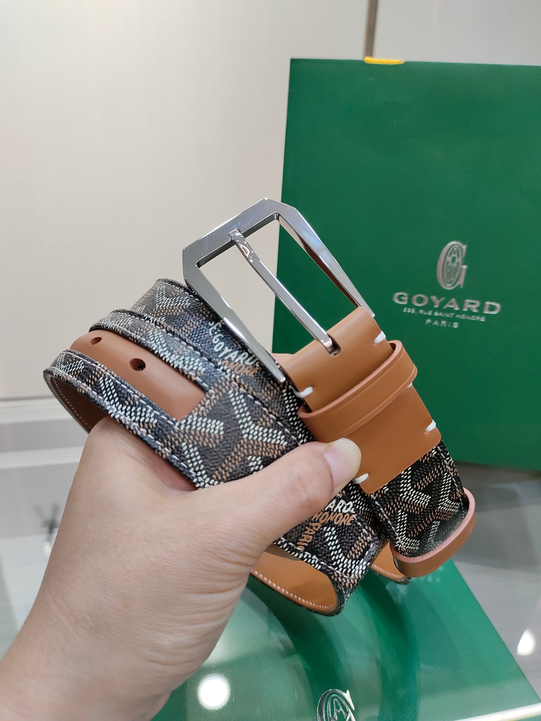  Goyard(戈雅)腰带源于法国奢侈品牌，设计风格简约低调，腰带身有标志性帆布搭配进口头层牛皮，腰带扣