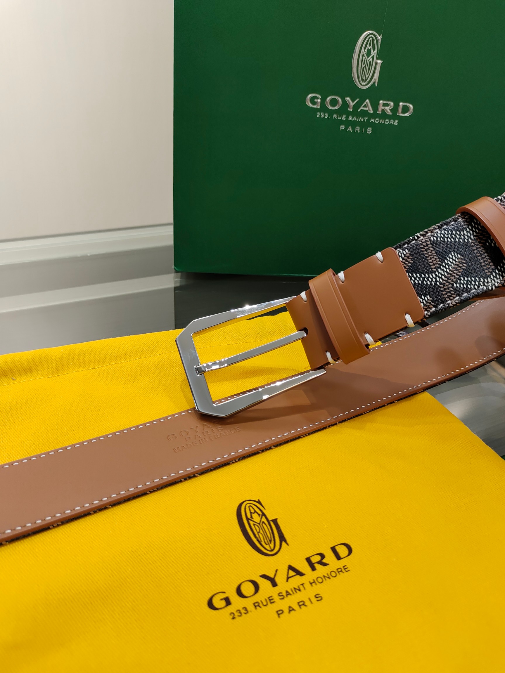  Goyard(戈雅)腰带源于法国奢侈品牌，设计风格简约低调，腰带身有标志性帆布搭配进口头层牛皮，腰带扣