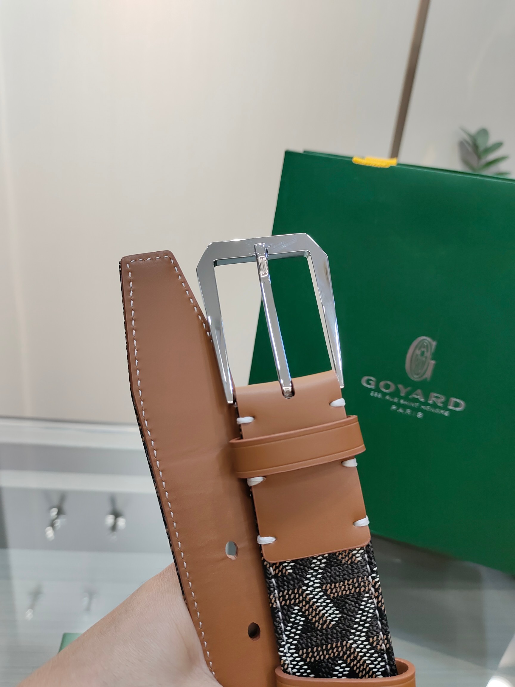  Goyard(戈雅)腰带源于法国奢侈品牌，设计风格简约低调，腰带身有标志性帆布搭配进口头层牛皮，腰带扣
