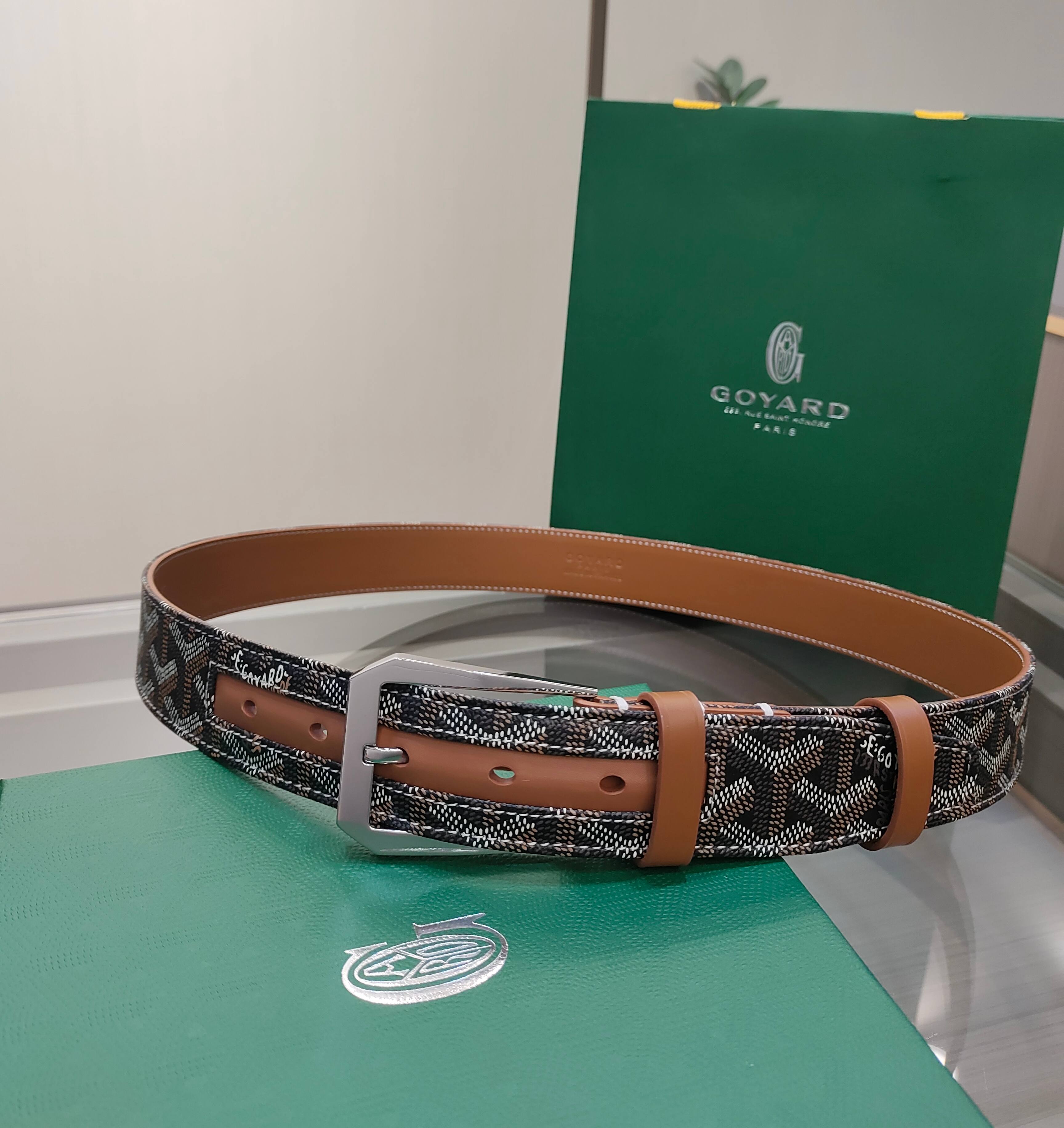  Goyard(戈雅)腰带源于法国奢侈品牌，设计风格简约低调，腰带身有标志性帆布搭配进口头层牛皮，腰带扣