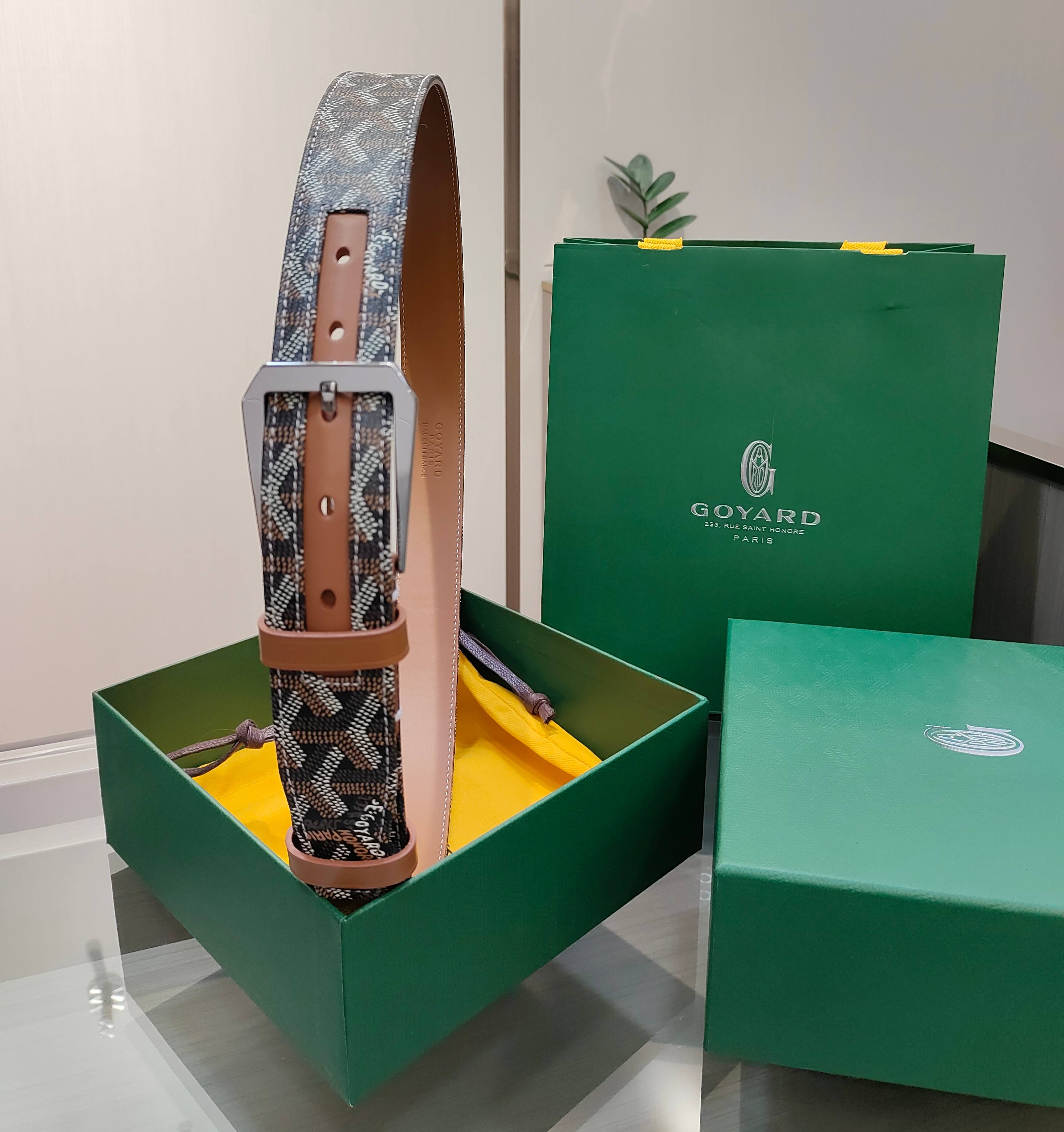  Goyard(戈雅)腰带源于法国奢侈品牌，设计风格简约低调，腰带身有标志性帆布搭配进口头层牛皮，腰带扣