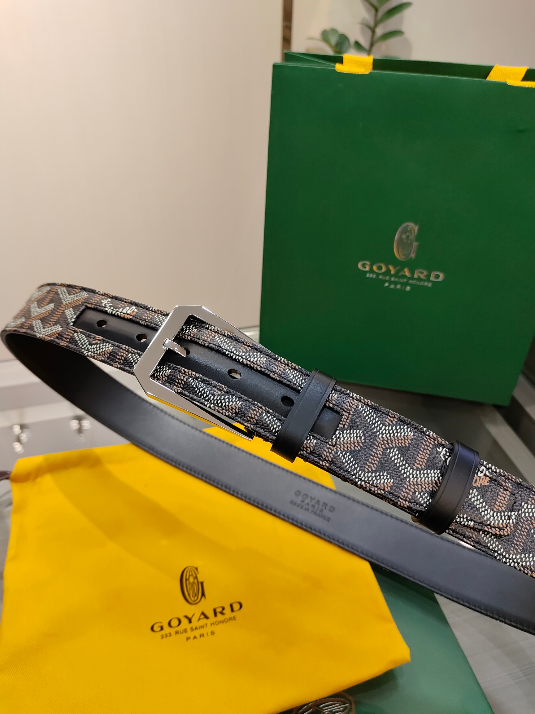  Goyard(戈雅)腰带源于法国奢侈品牌，设计风格简约低调，腰带身有标志性帆布搭配进口头层牛皮，腰带扣