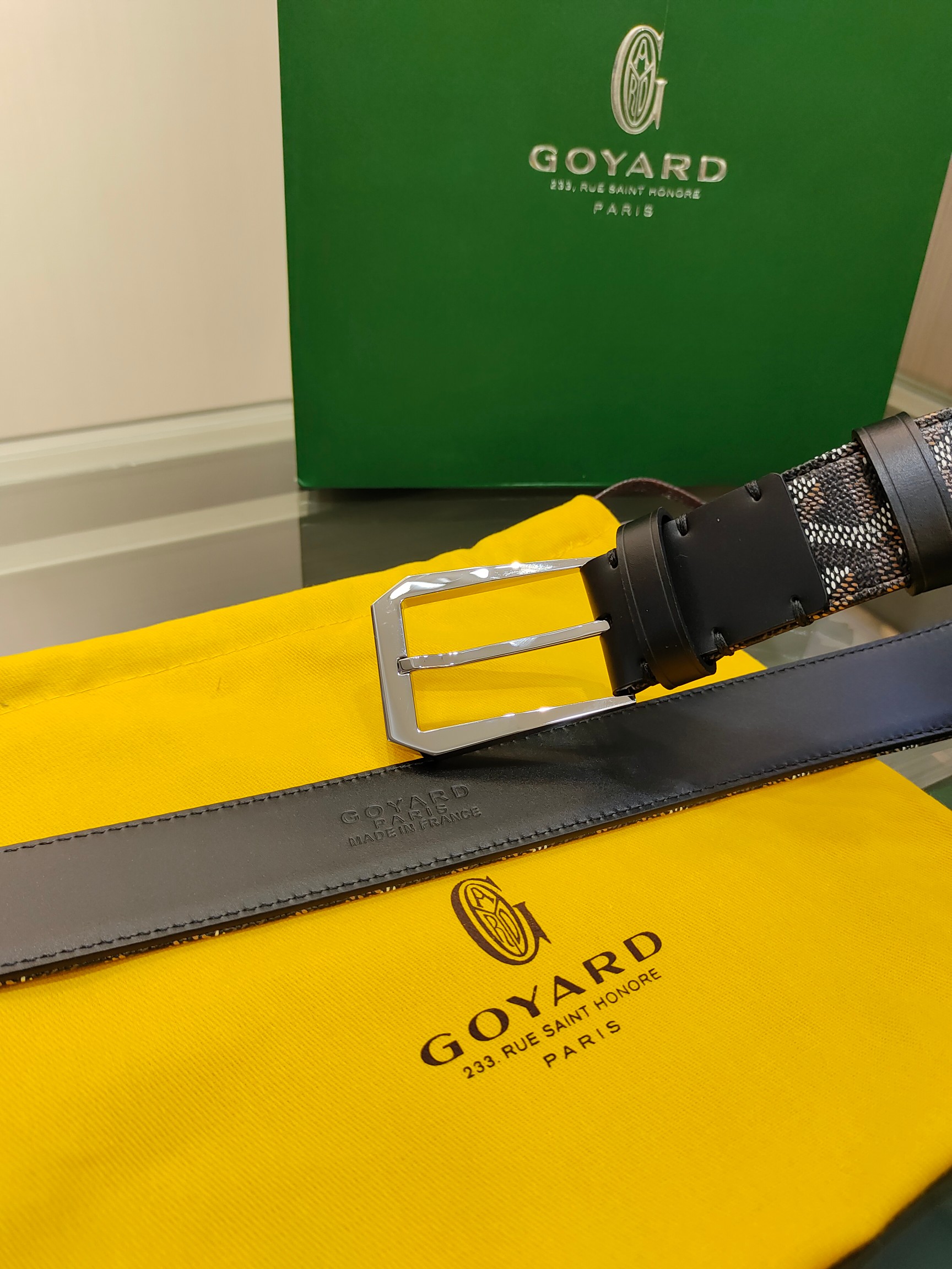  Goyard(戈雅)腰带源于法国奢侈品牌，设计风格简约低调，腰带身有标志性帆布搭配进口头层牛皮，腰带扣