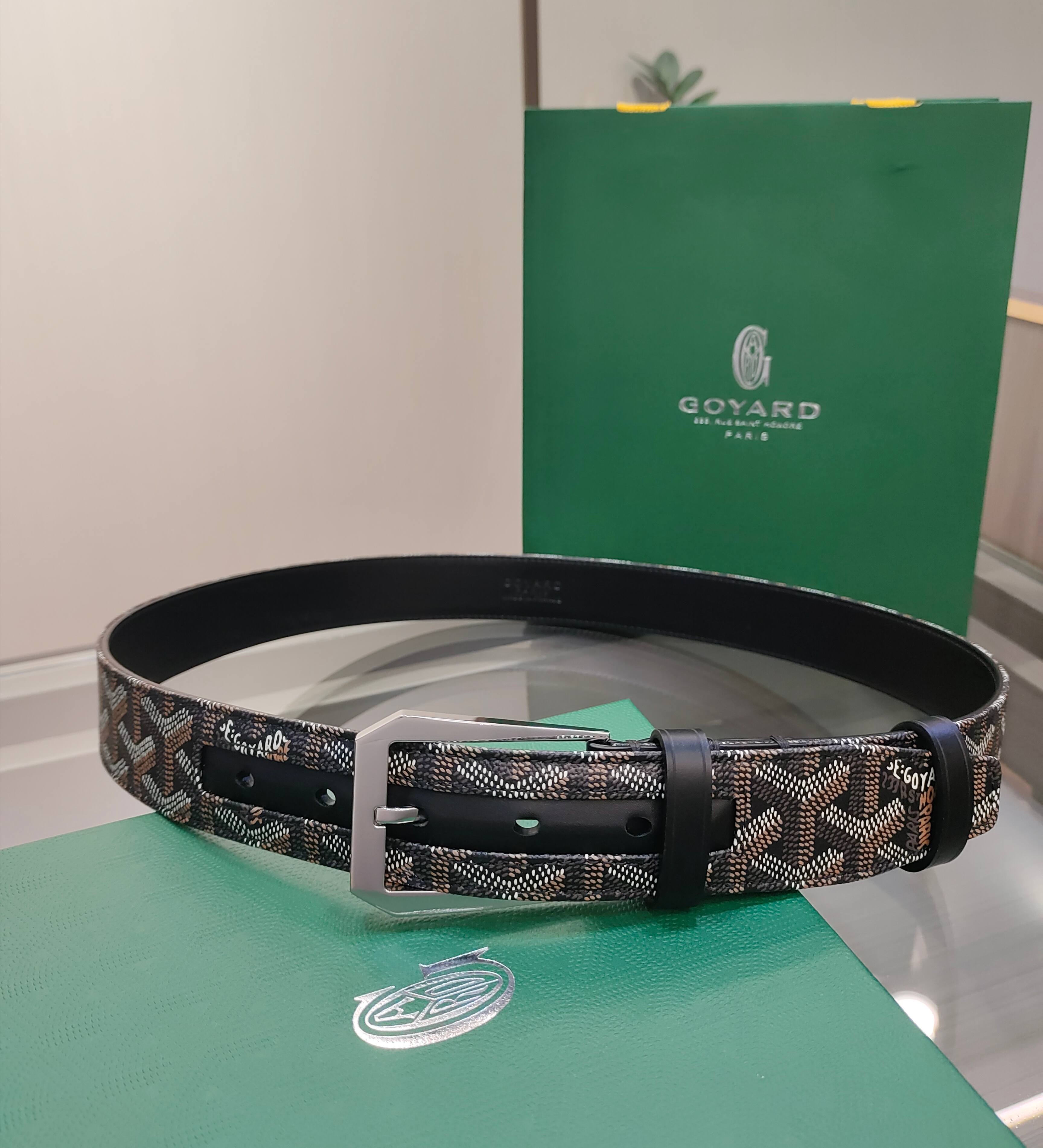  Goyard(戈雅)腰带源于法国奢侈品牌，设计风格简约低调，腰带身有标志性帆布搭配进口头层牛皮，腰带扣