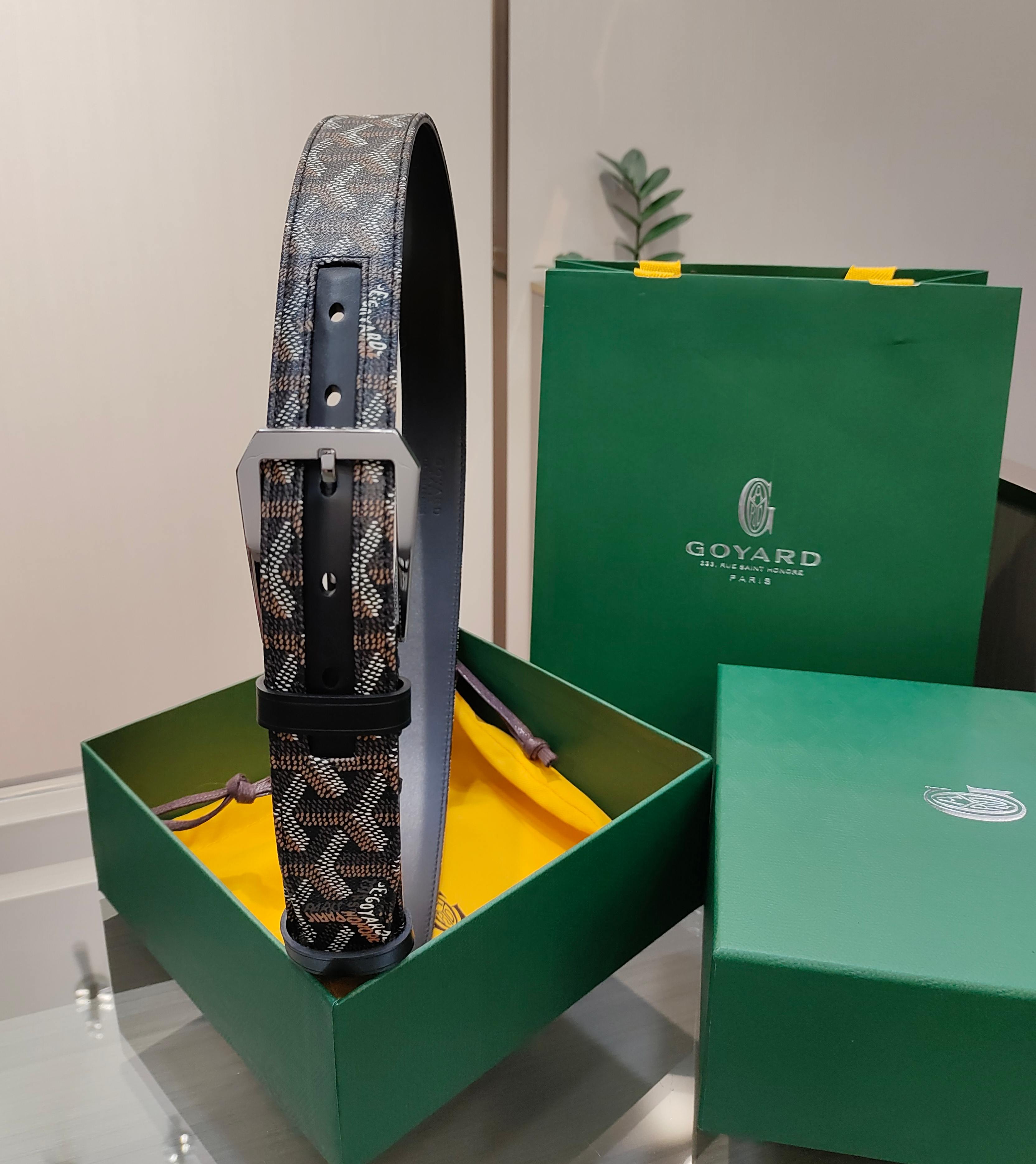  Goyard(戈雅)腰带源于法国奢侈品牌，设计风格简约低调，腰带身有标志性帆布搭配进口头层牛皮，腰带扣