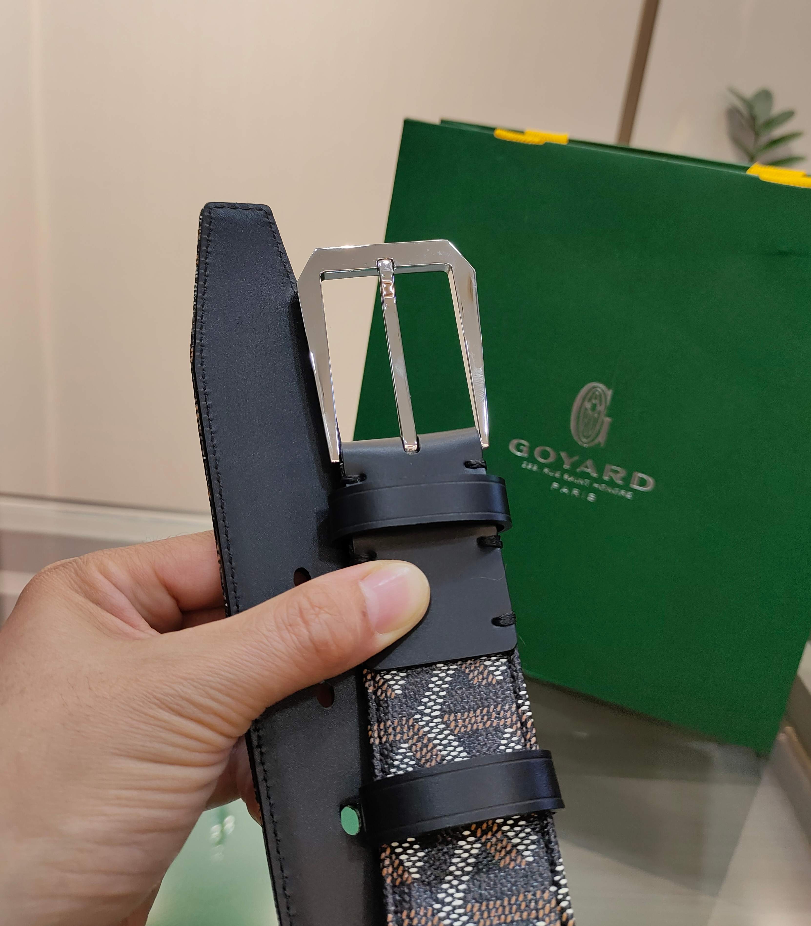  Goyard(戈雅)腰带源于法国奢侈品牌，设计风格简约低调，腰带身有标志性帆布搭配进口头层牛皮，腰带扣