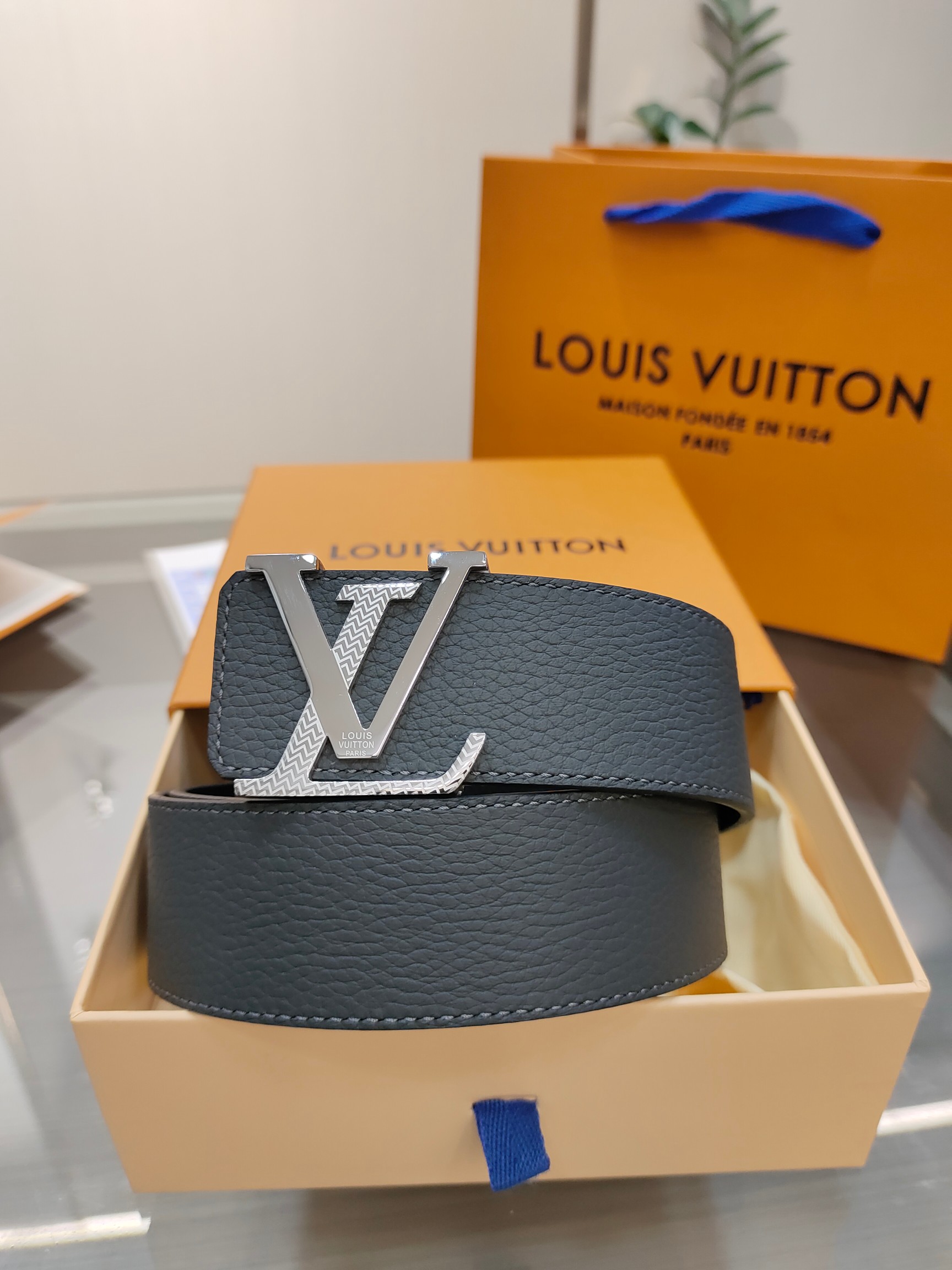 Louis Vuitton Men's Belt,Gray Leather Belt With LV Buckle,4.0cm Width