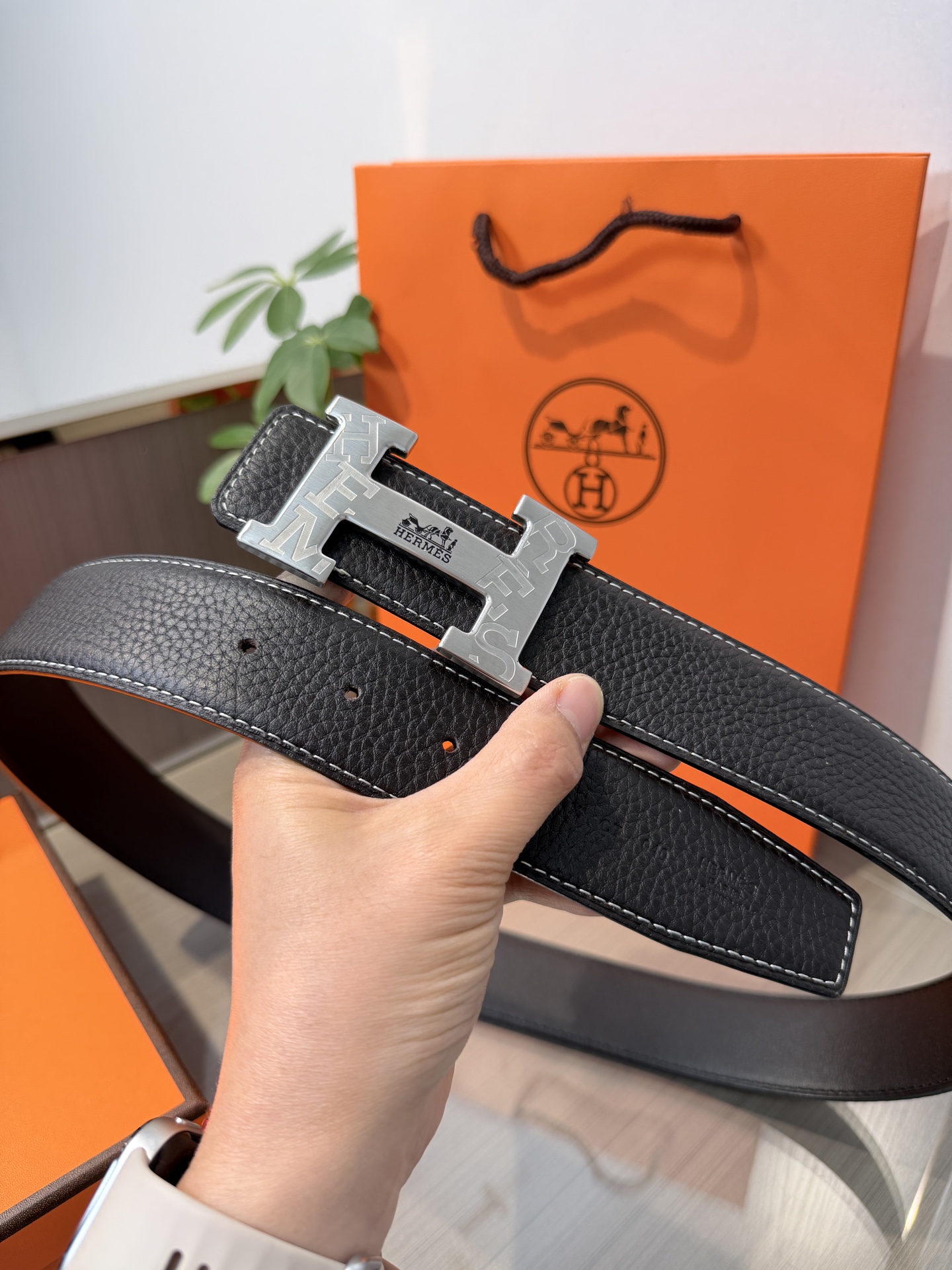 Hermes爱马仕 男士双面皮腰带38mm，双面头层牛皮，双面可用，搭配精品钢扣五金，做工精致，实物拍摄