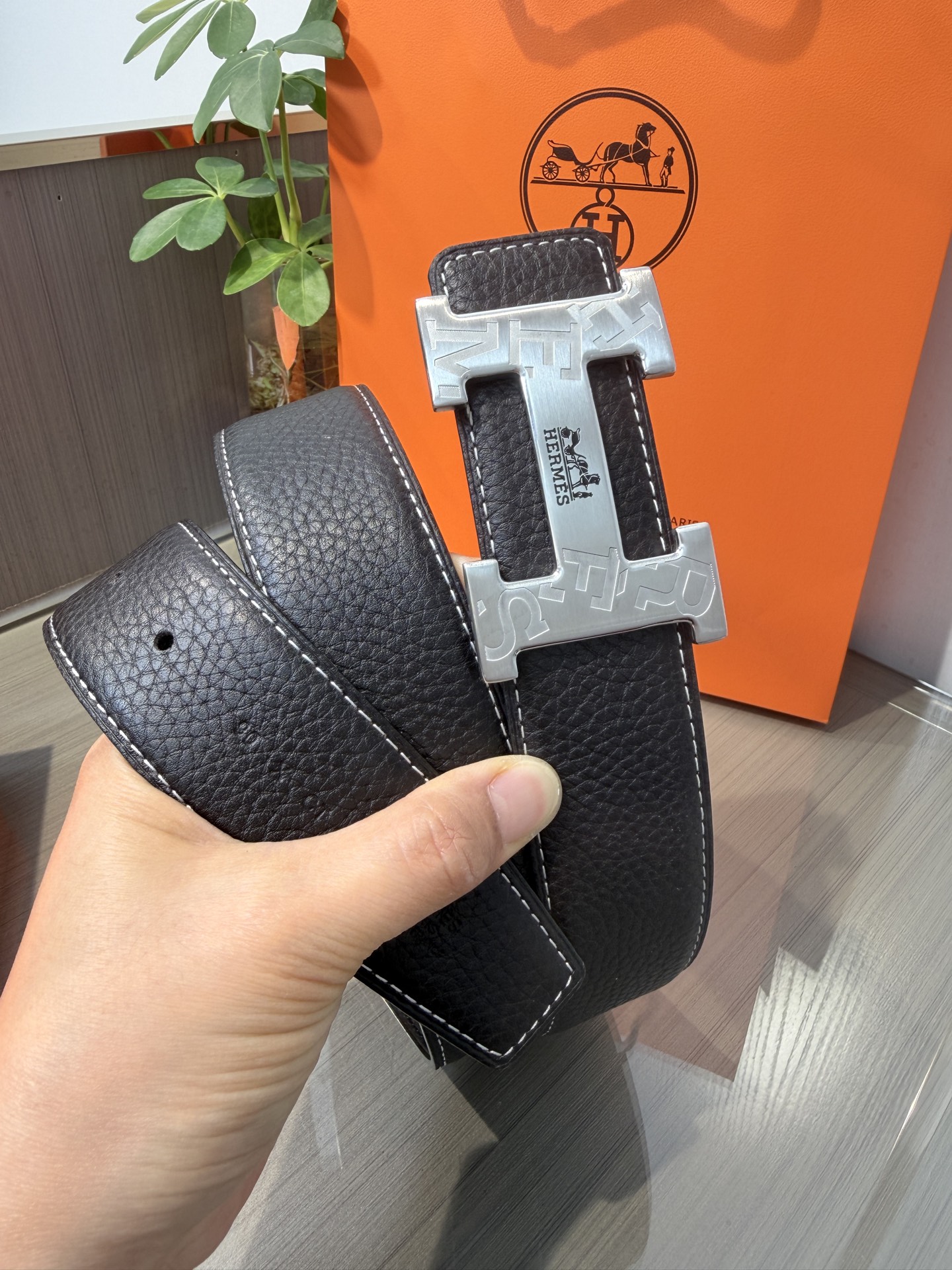 Hermes爱马仕 男士双面皮腰带38mm，双面头层牛皮，双面可用，搭配精品钢扣五金，做工精致，实物拍摄