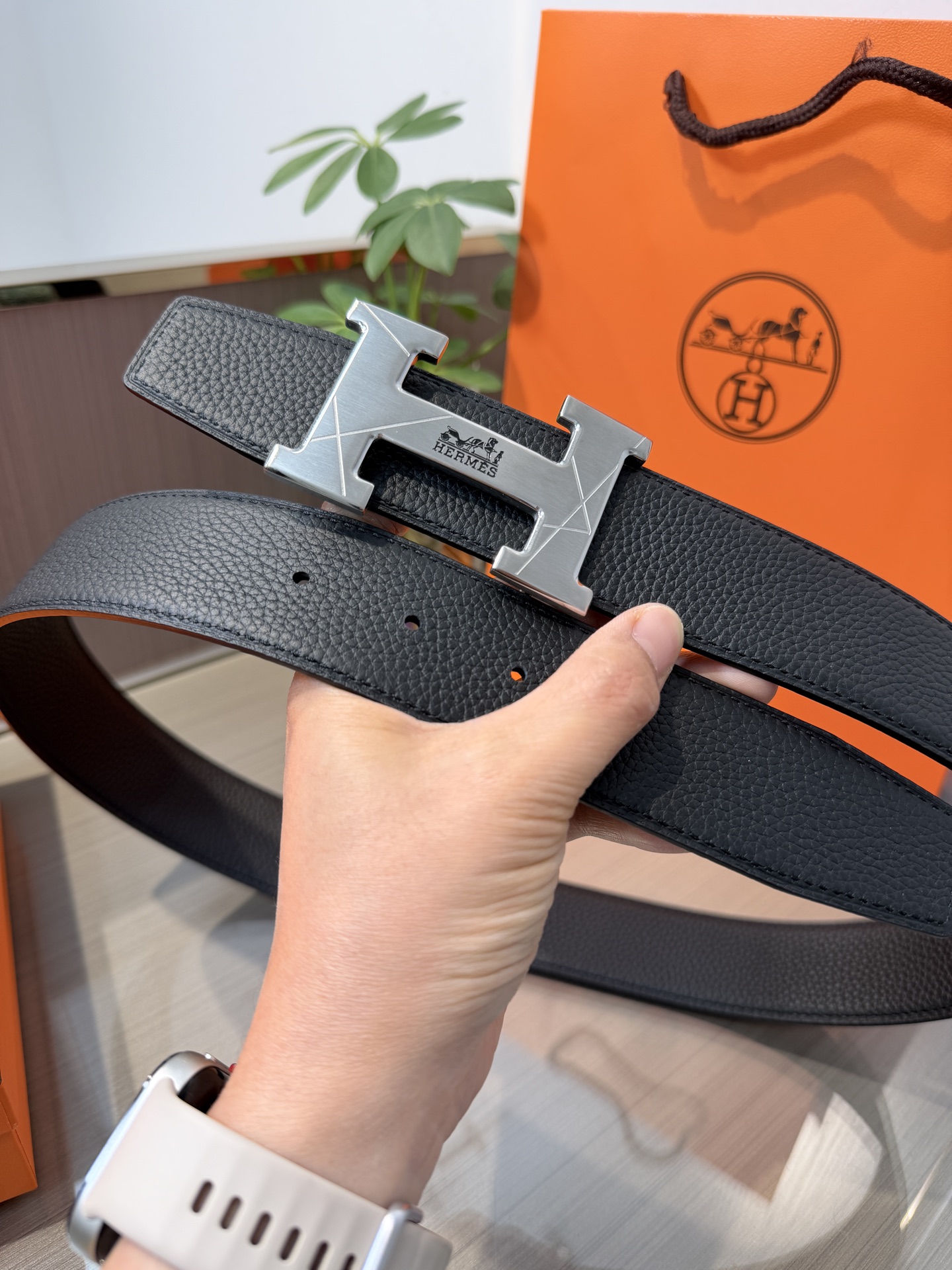 Hermes爱马仕 男士双面皮腰带38mm，双面头层牛皮，双面可用，搭配精品钢扣五金，做工精致，实物拍摄