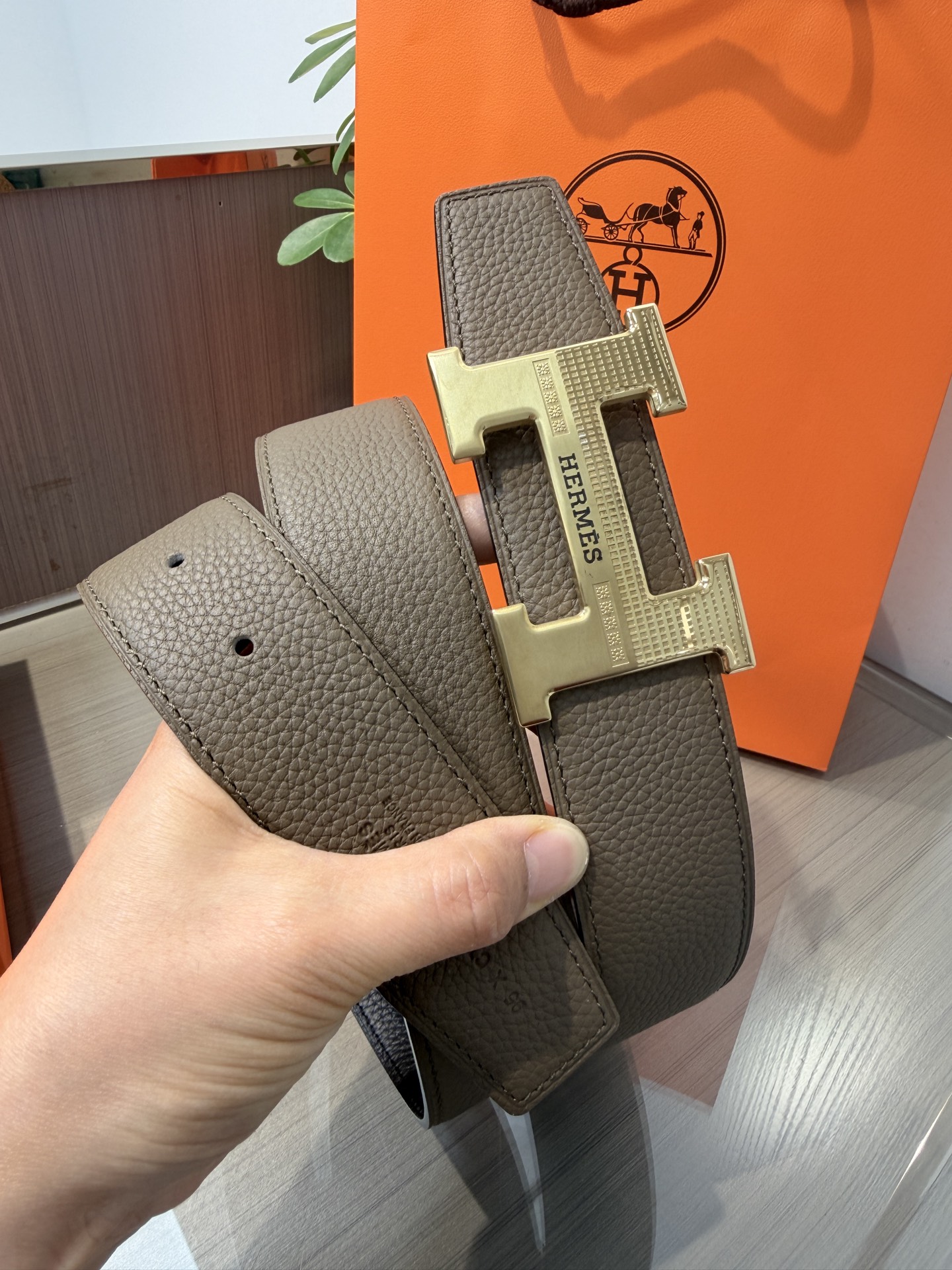 Hermes爱马仕 男士双面皮腰带38mm，双面头层牛皮，双面可用，搭配精品钢扣五金，做工精致，实物拍摄