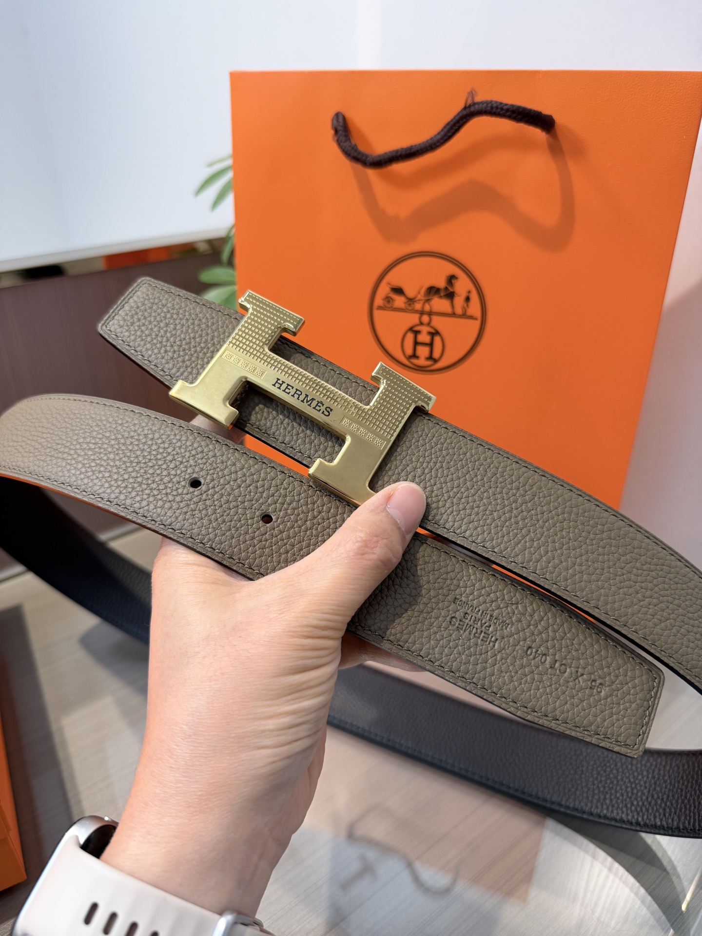 Hermes爱马仕 男士双面皮腰带38mm，双面头层牛皮，双面可用，搭配精品钢扣五金，做工精致，实物拍摄