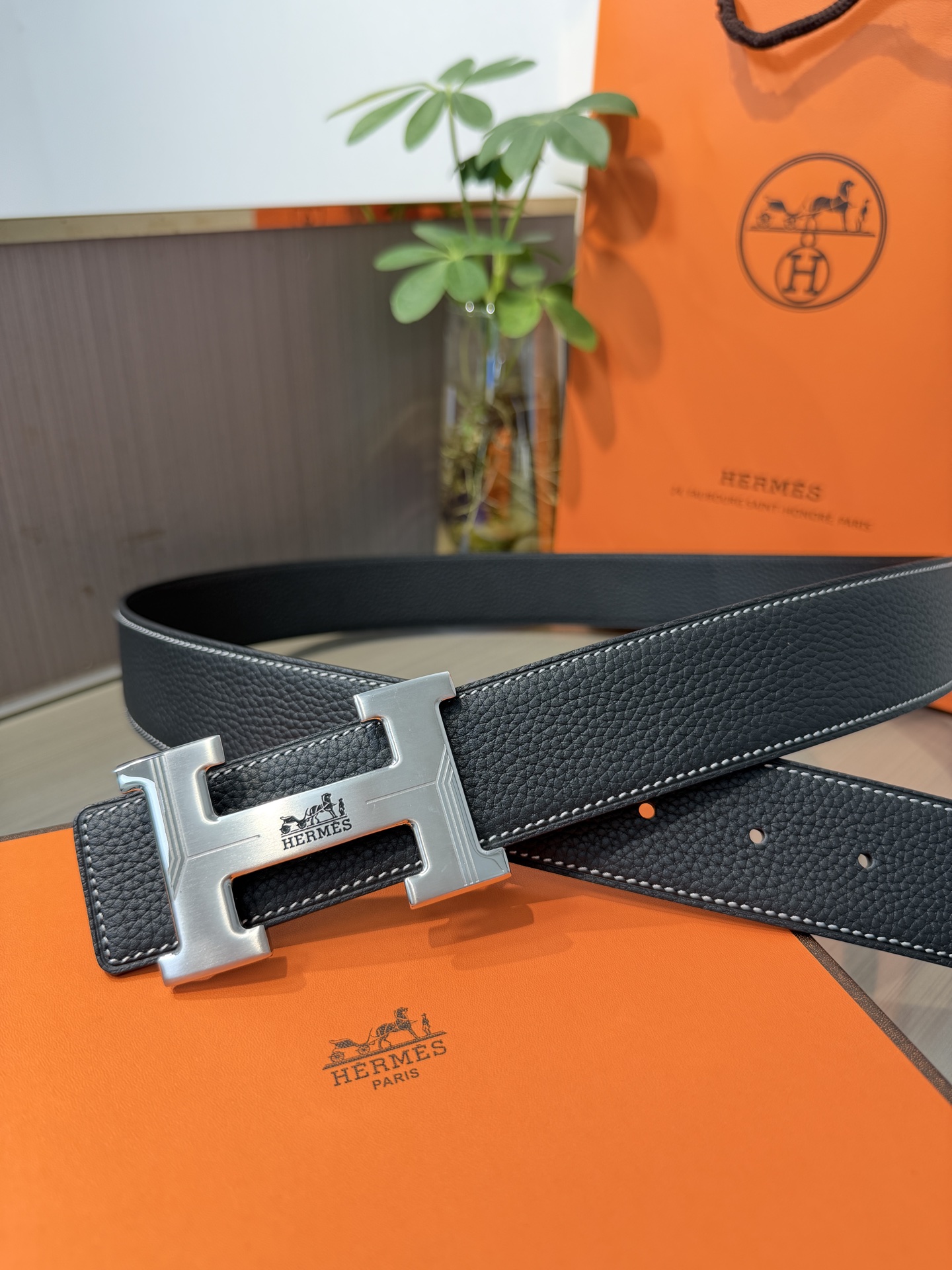 Hermes爱马仕 男士双面皮腰带38mm，双面头层牛皮，双面可用，搭配精品钢扣五金，做工精致，实物拍摄