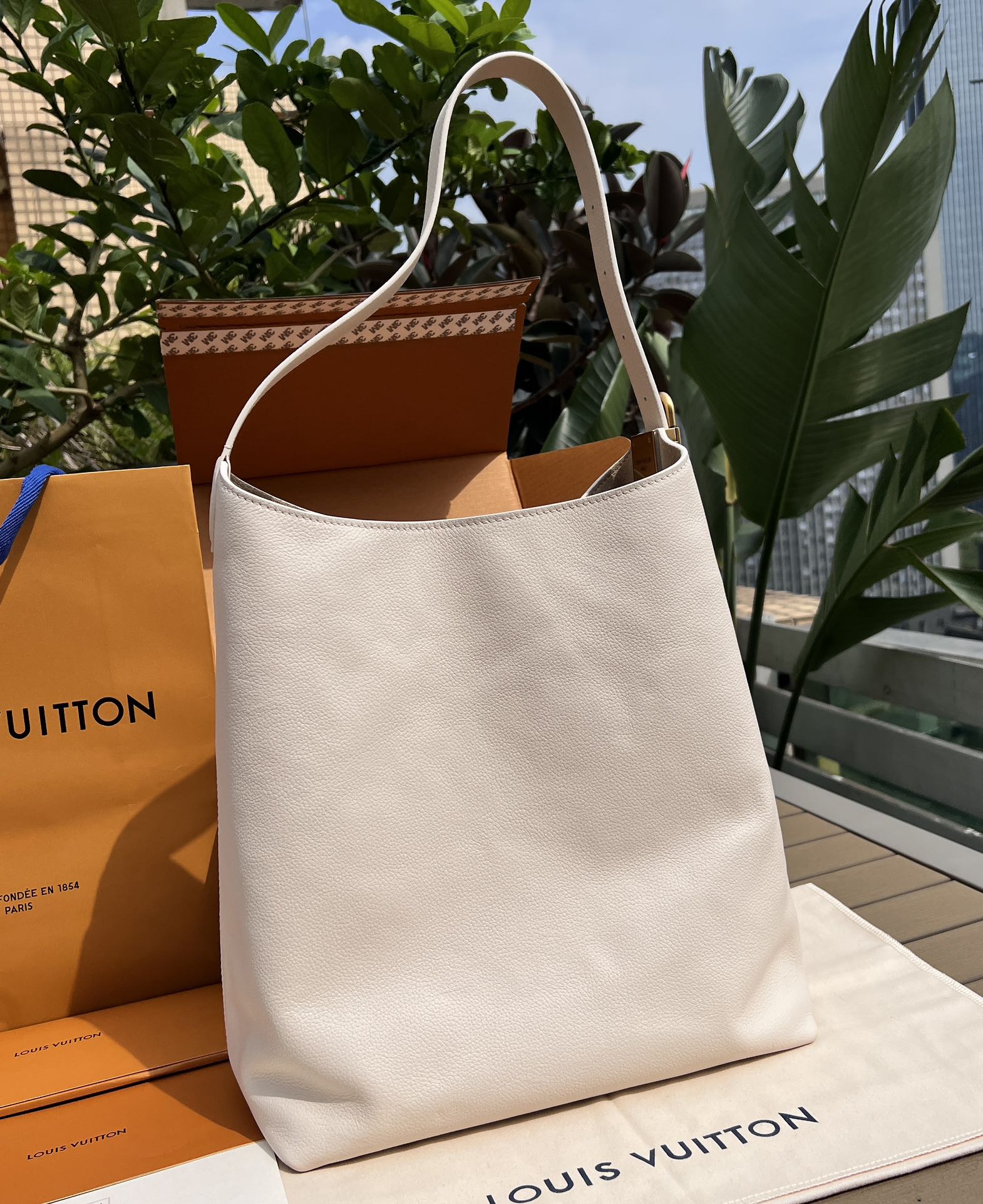 🌼 m25022尺寸:35×31×18cmLV海外渠道资源特供新款Hobo❗️ 新款上线LOW KEY 