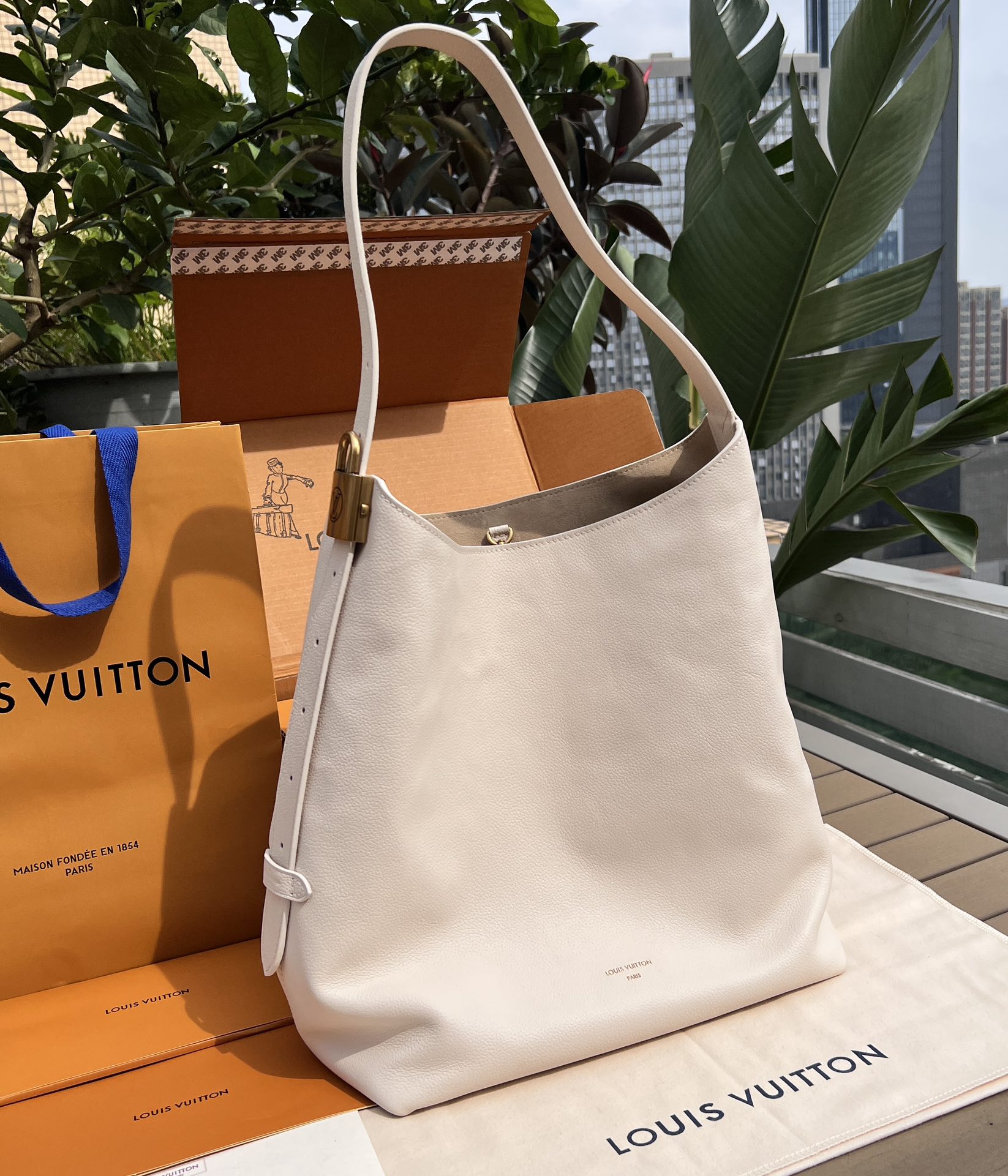 🌼 m25022尺寸:35×31×18cmLV海外渠道资源特供新款Hobo❗️ 新款上线LOW KEY 