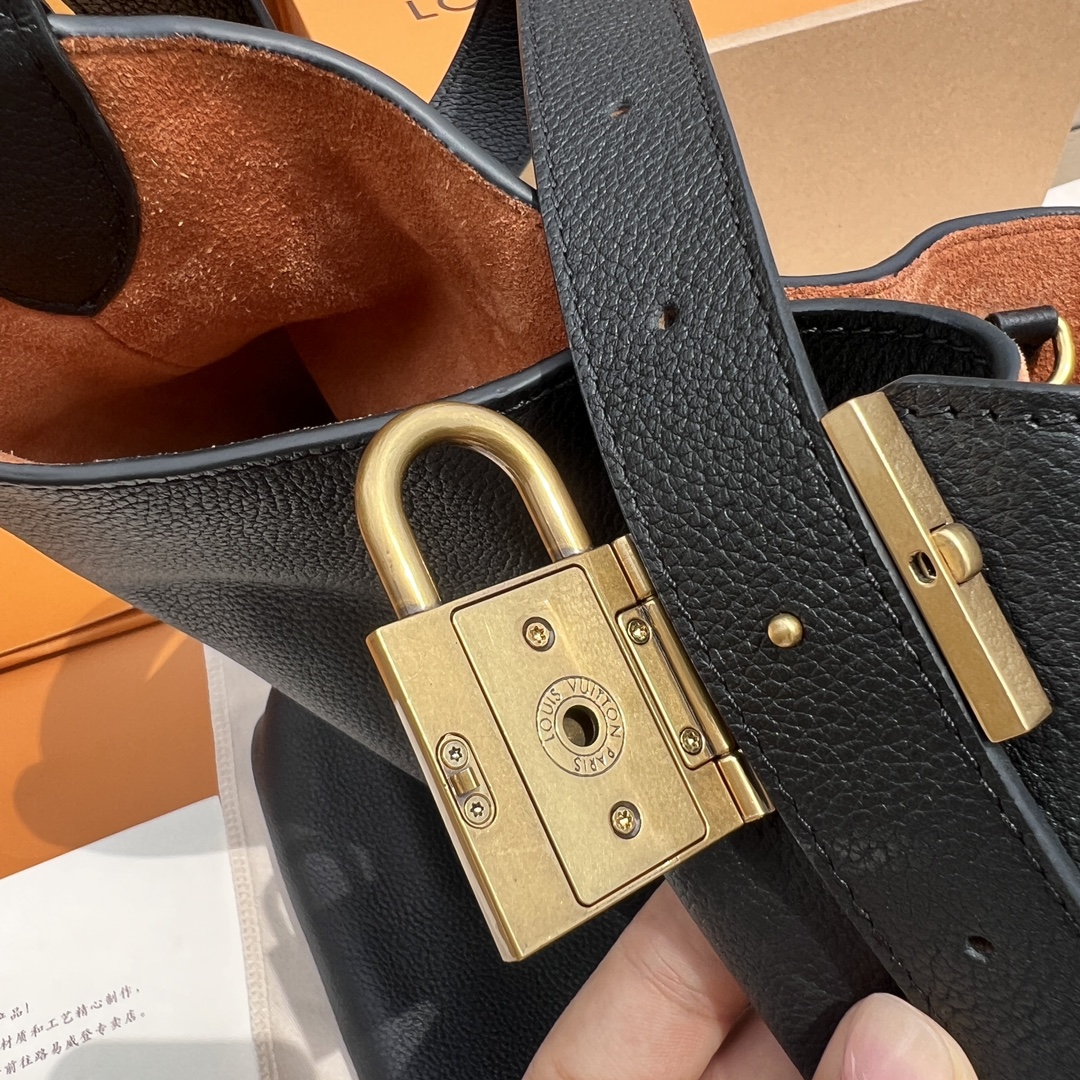 非市场普通货 进口皮料半钢五金 m24856尺寸:35×31×18cmLV海外渠道资源特供新款Hobo❗