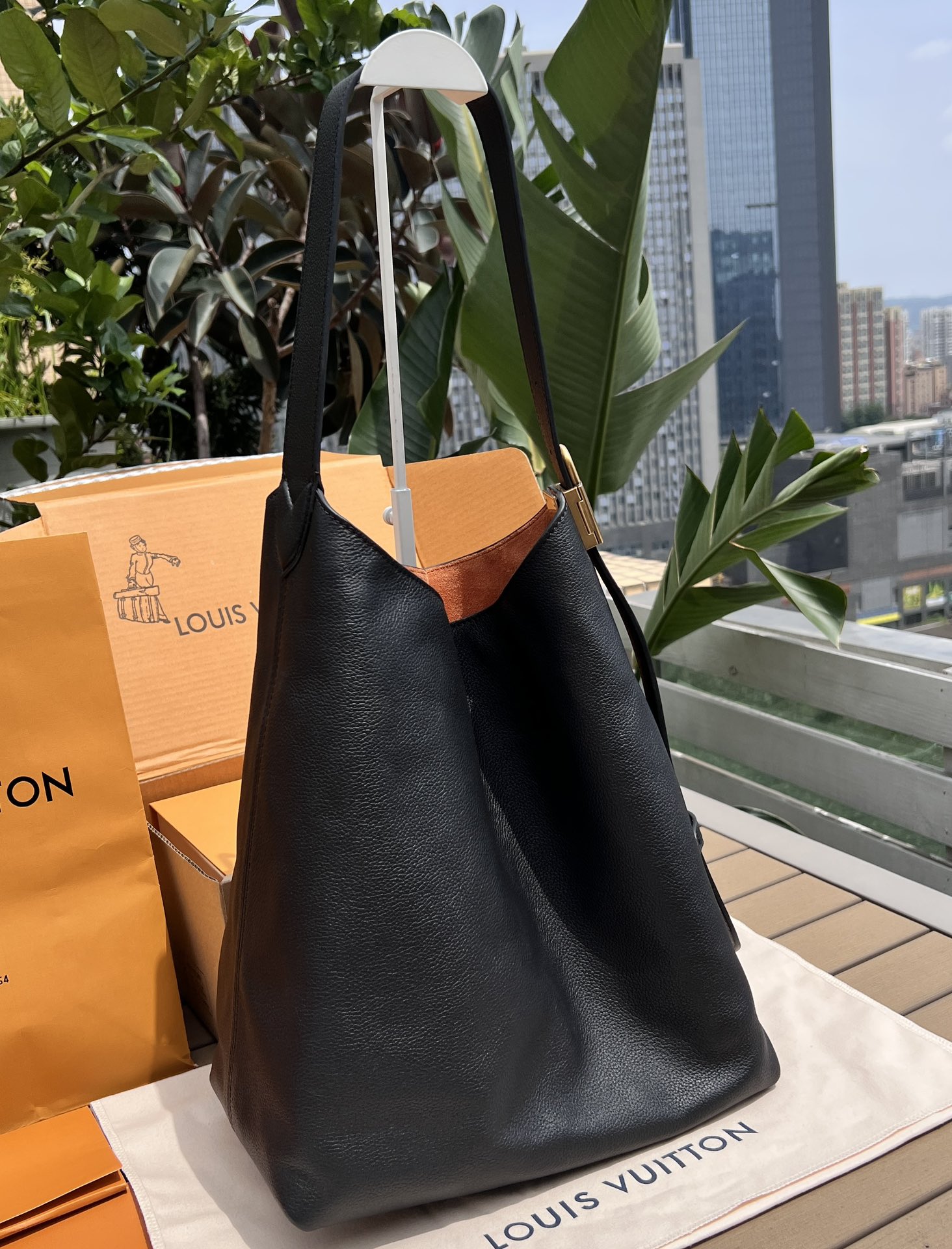 非市场普通货 进口皮料半钢五金 m24856尺寸:35×31×18cmLV海外渠道资源特供新款Hobo❗