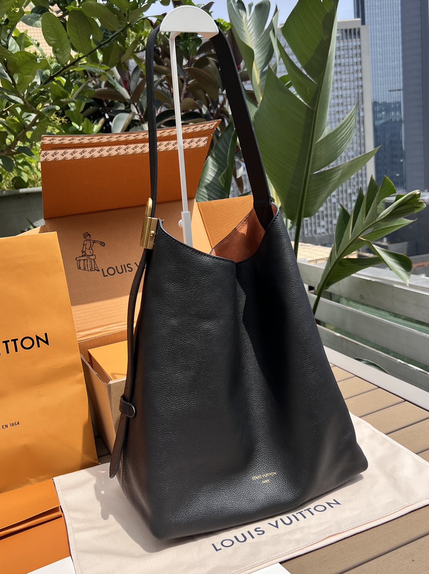 🌼 m24856尺寸:35×31×18cmLV海外渠道资源特供新款Hobo❗️ 新款上线LOW KEY 