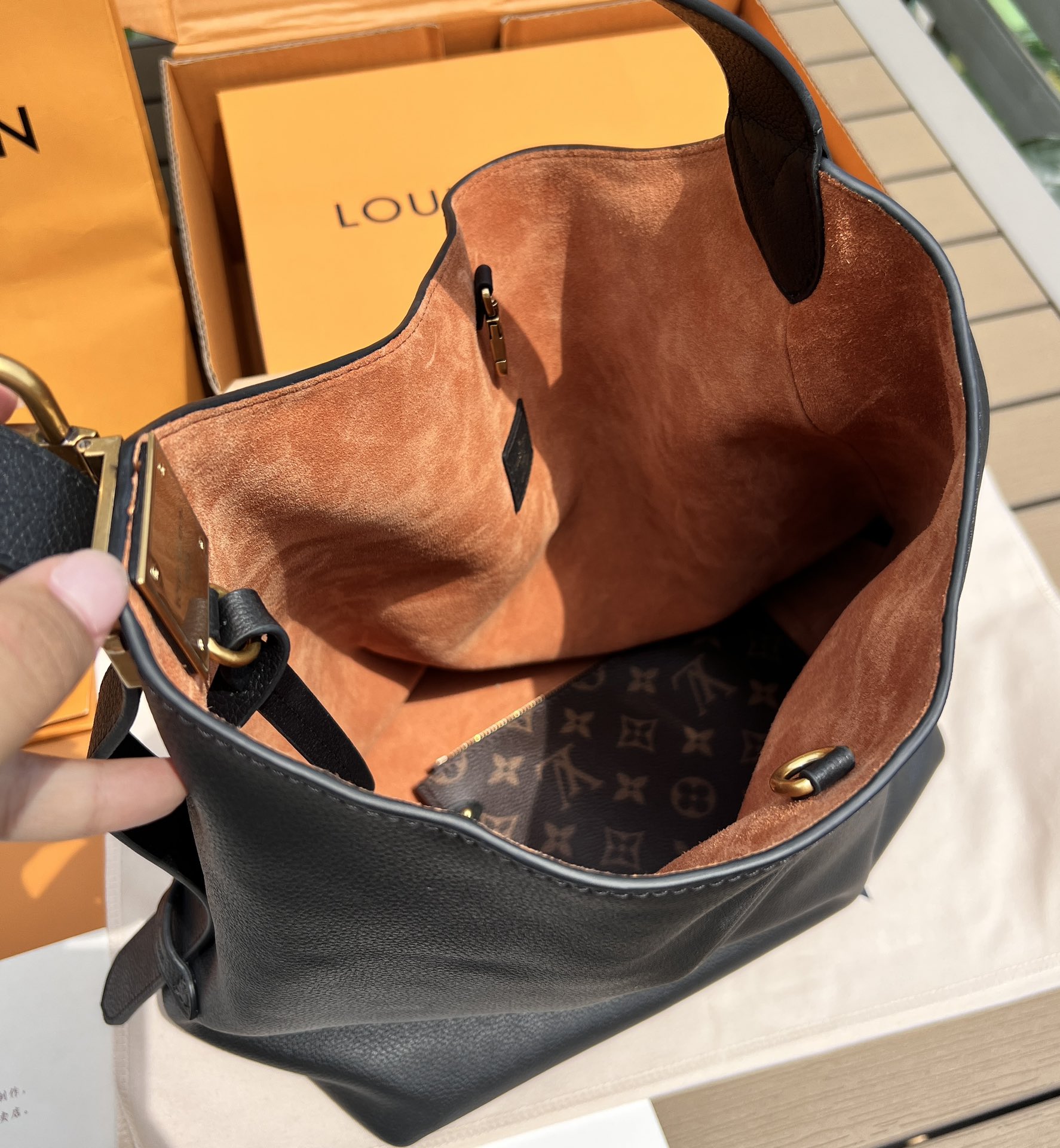 非市场普通货 进口皮料半钢五金 m24856尺寸:35×31×18cmLV海外渠道资源特供新款Hobo❗