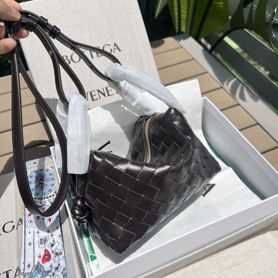 Bottega Veneta Black coffee size: 19129cm 1050