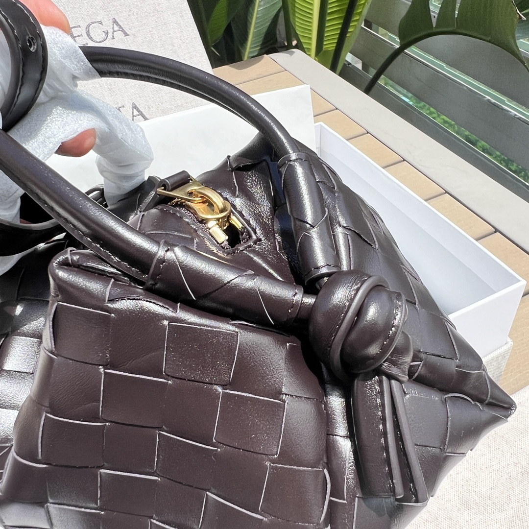 Bottega Veneta Black coffee size: 19129cm 1050