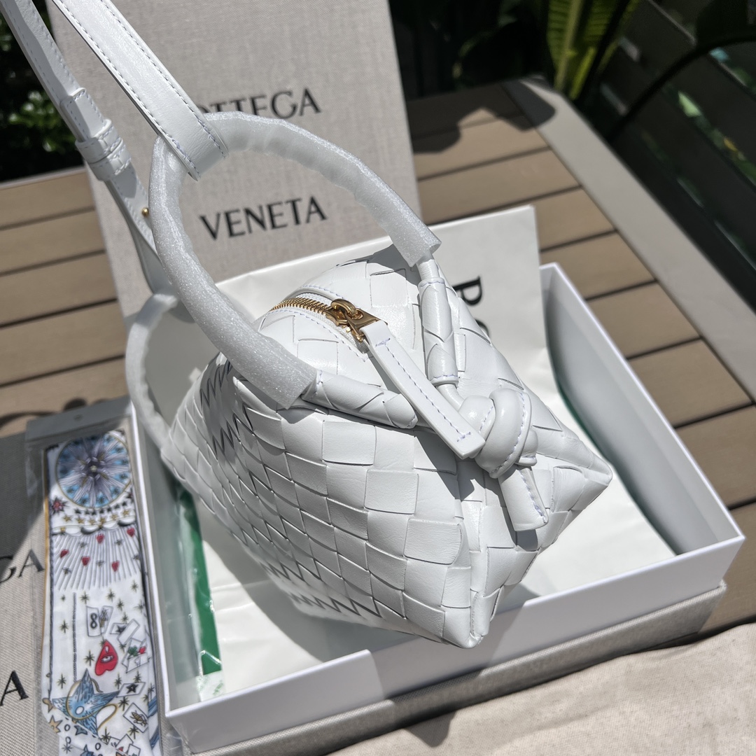 Bottega Veneta White Size:19129cm 1050