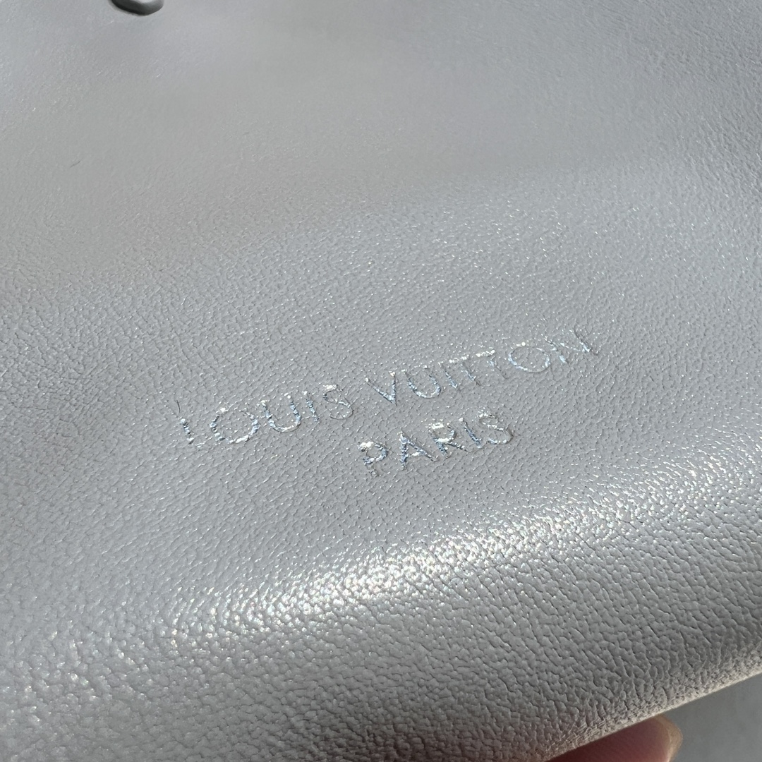 非市场普通货 进口皮料半钢五金 m12579尺寸:33.5×23×15cmLV海外渠道资源特供carry