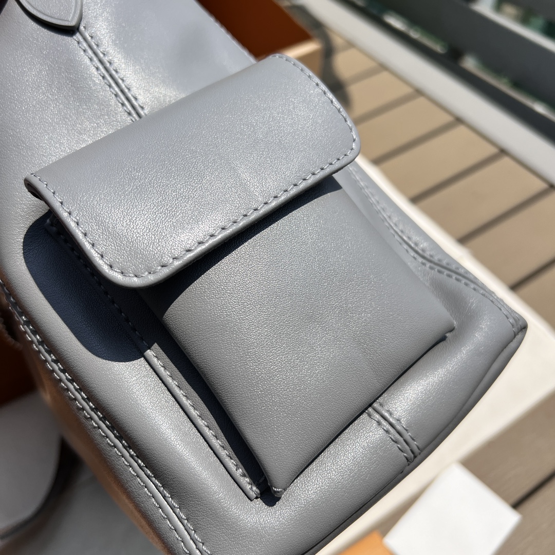 非市场普通货 进口皮料半钢五金 m12579尺寸:33.5×23×15cmLV海外渠道资源特供carry