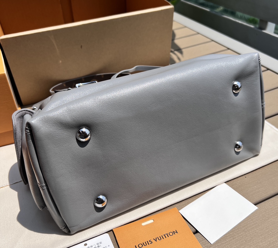 非市场普通货 进口皮料半钢五金 m12579尺寸:33.5×23×15cmLV海外渠道资源特供carry