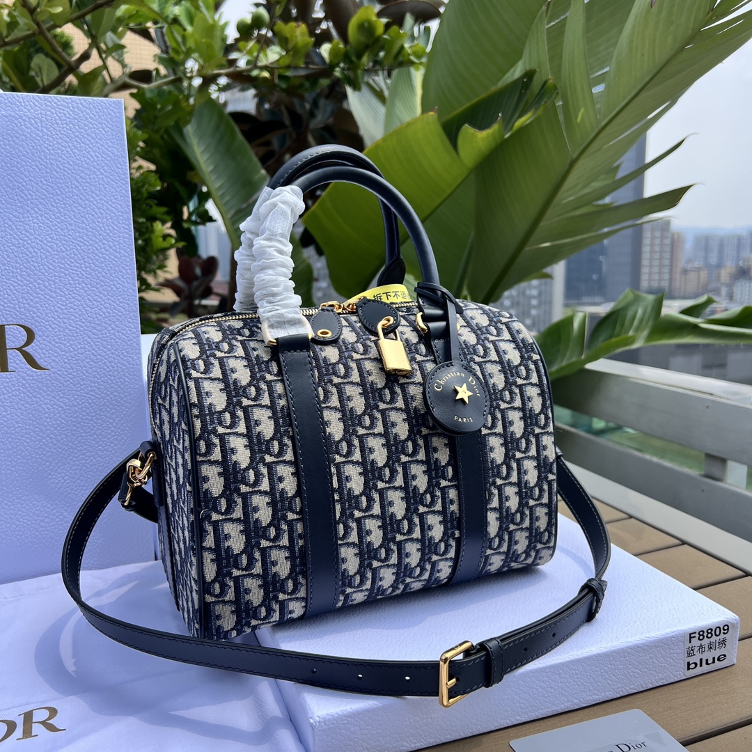 Tamaño: 25 × 19 × 16 cm Los recursos del canal extranjero de Dior se especializan en bolsos Boston de 25 cm❗️ Este bols…