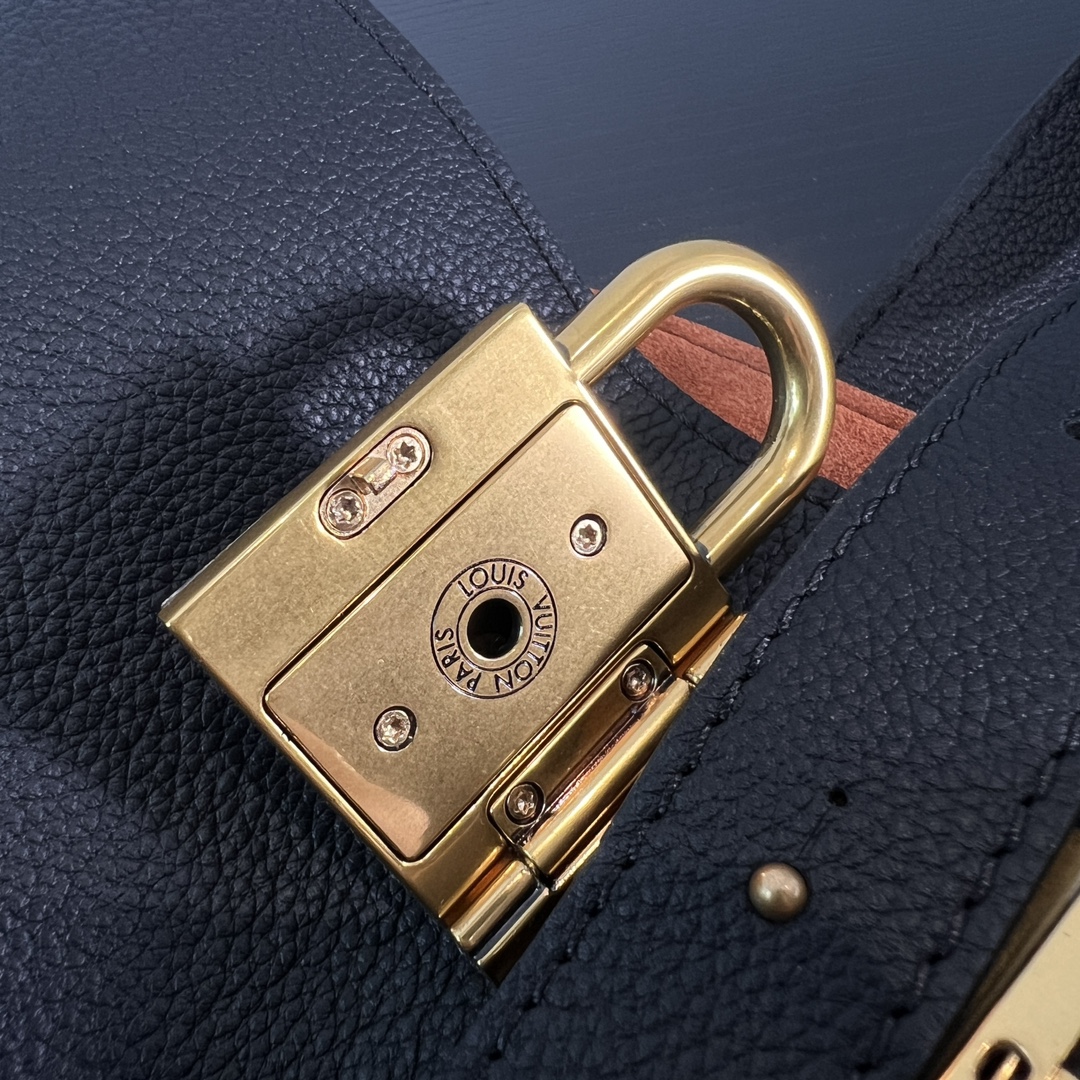 非市场普通货 进口皮料半钢五金 m25341尺寸:47×30×14cmLV海外渠道资源特供新款购物袋❗️