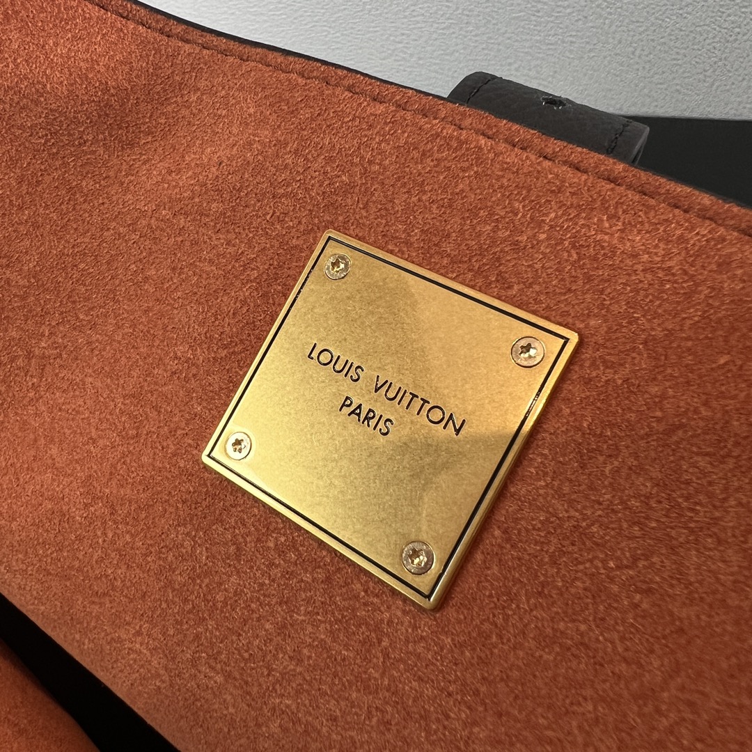 非市场普通货 进口皮料半钢五金 m25341尺寸:47×30×14cmLV海外渠道资源特供新款购物袋❗️