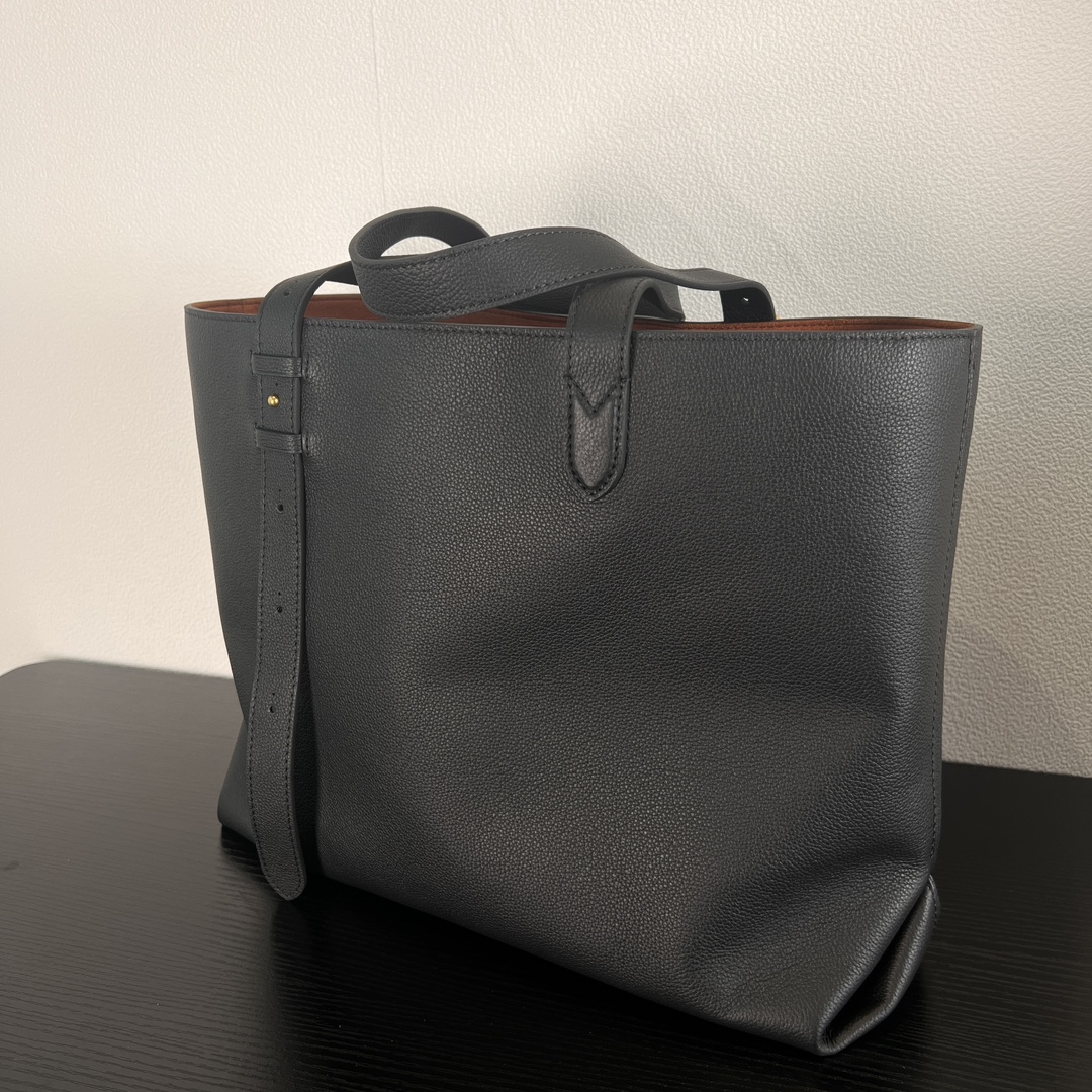 非市场普通货 进口皮料半钢五金 m25341尺寸:47×30×14cmLV海外渠道资源特供新款购物袋❗️